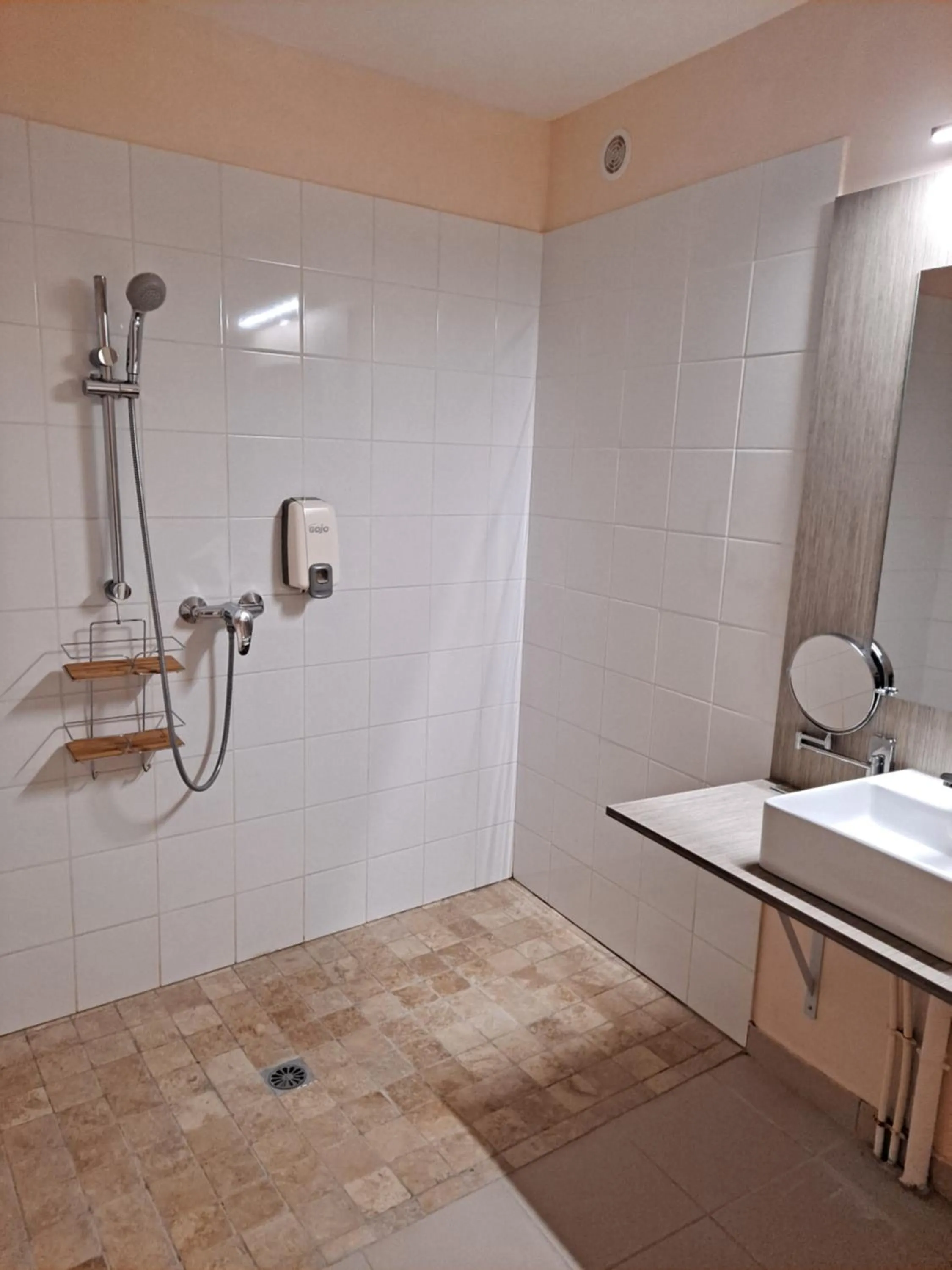 Shower in Hôtel Du Viaduc