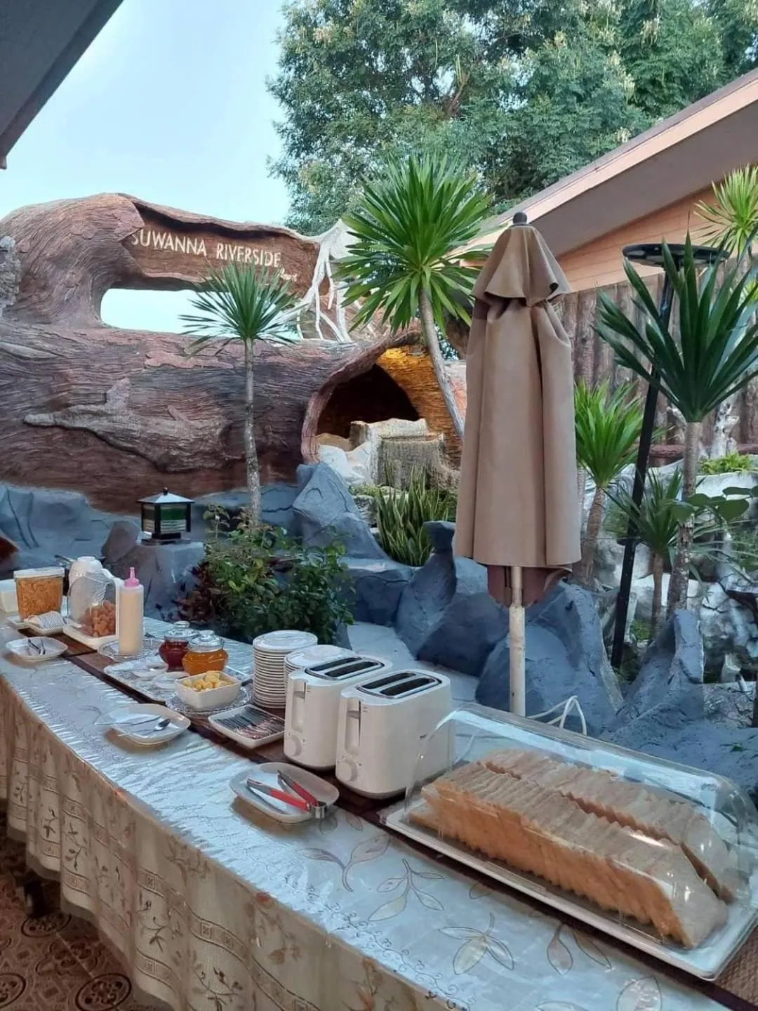 Restaurant/places to eat in Suwanna Riverside