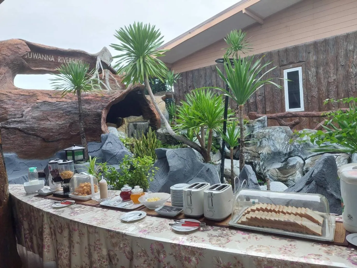 Restaurant/places to eat in Suwanna Riverside