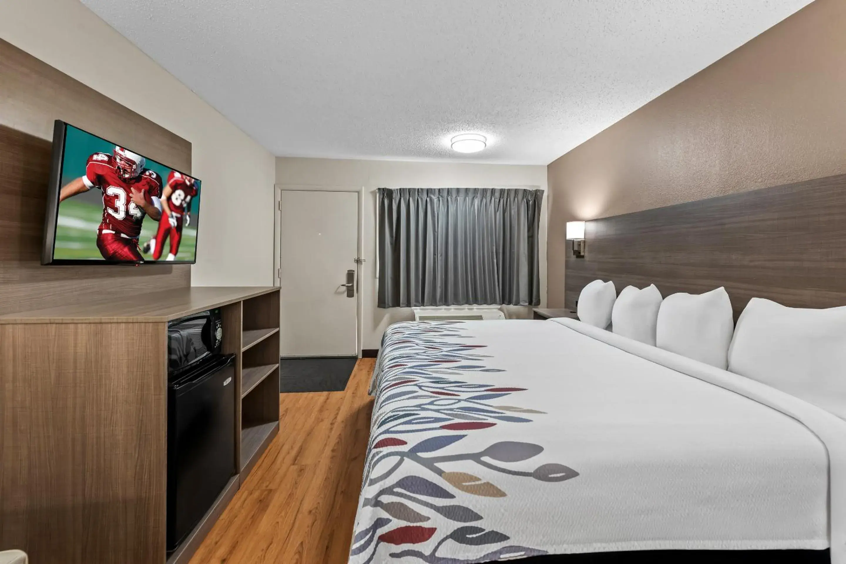 Bedroom, Bed in Red Roof Inn Columbus West - Hilliard Bedroom, Bed in Red Roof Inn Columbus West - Hilliard