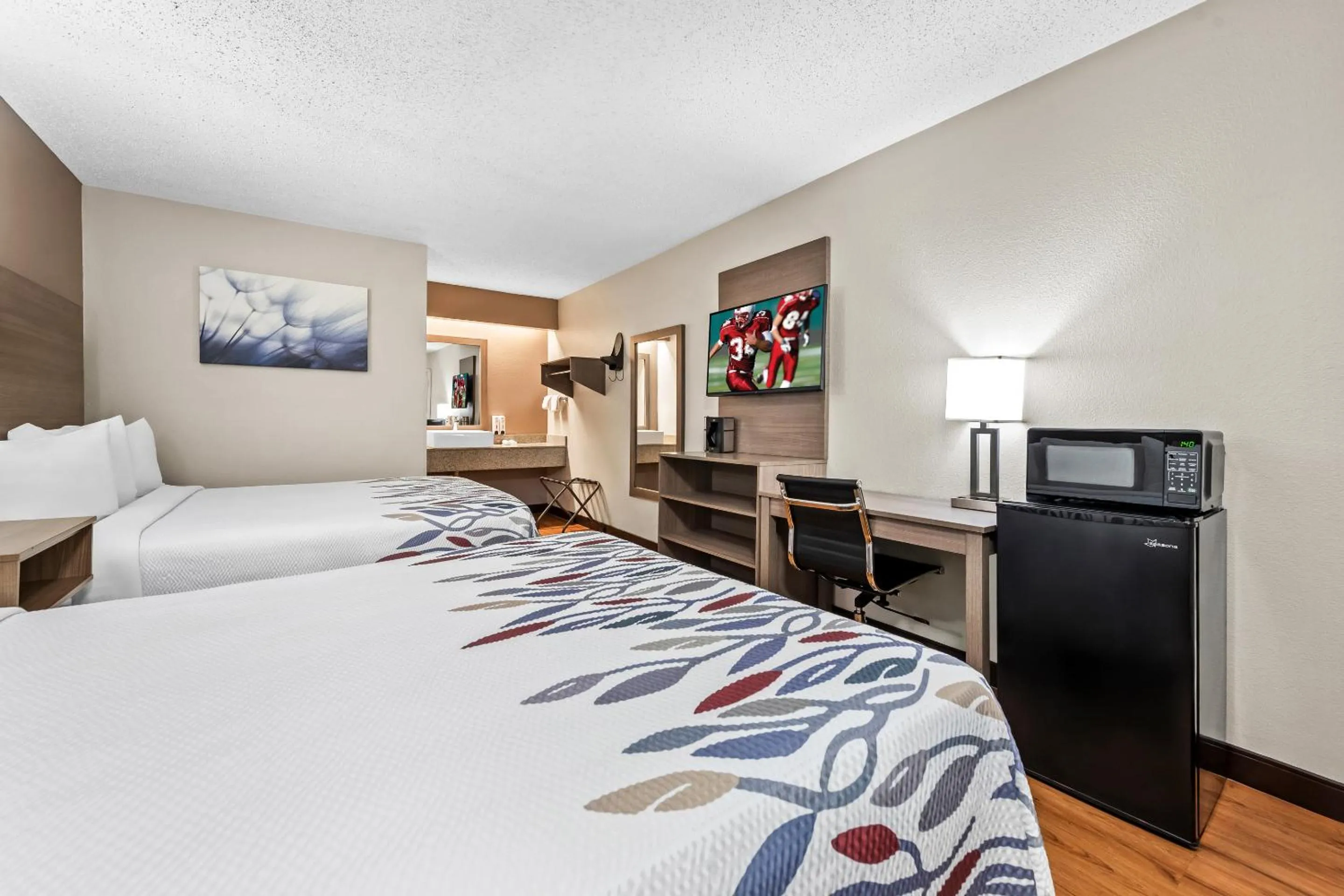 Photo of the whole room, Bed in Red Roof Inn Columbus West - Hilliard