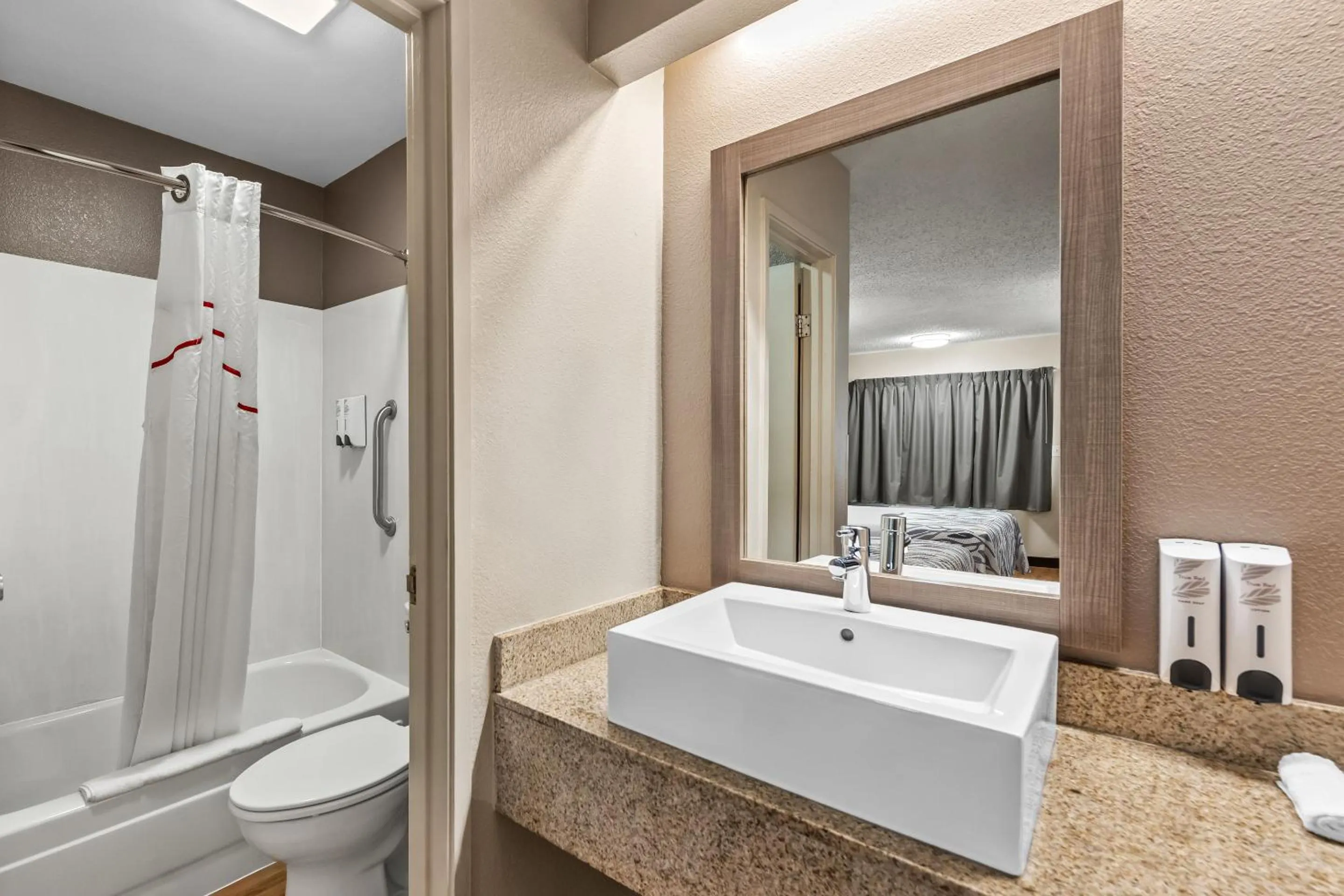 Bathroom in Red Roof Inn Columbus West - Hilliard