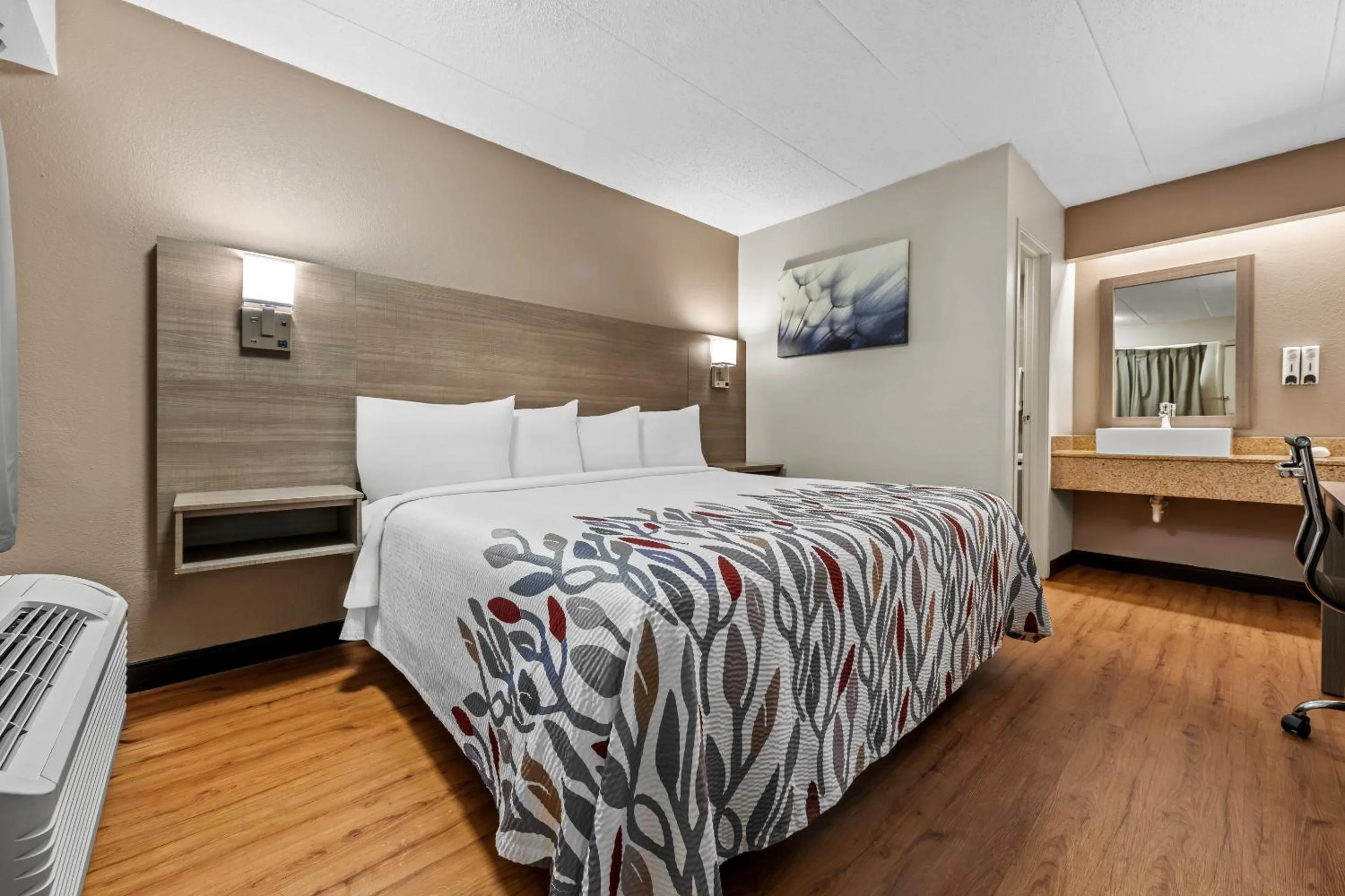 Photo of the whole room, Bed in Red Roof Inn Columbus West - Hilliard