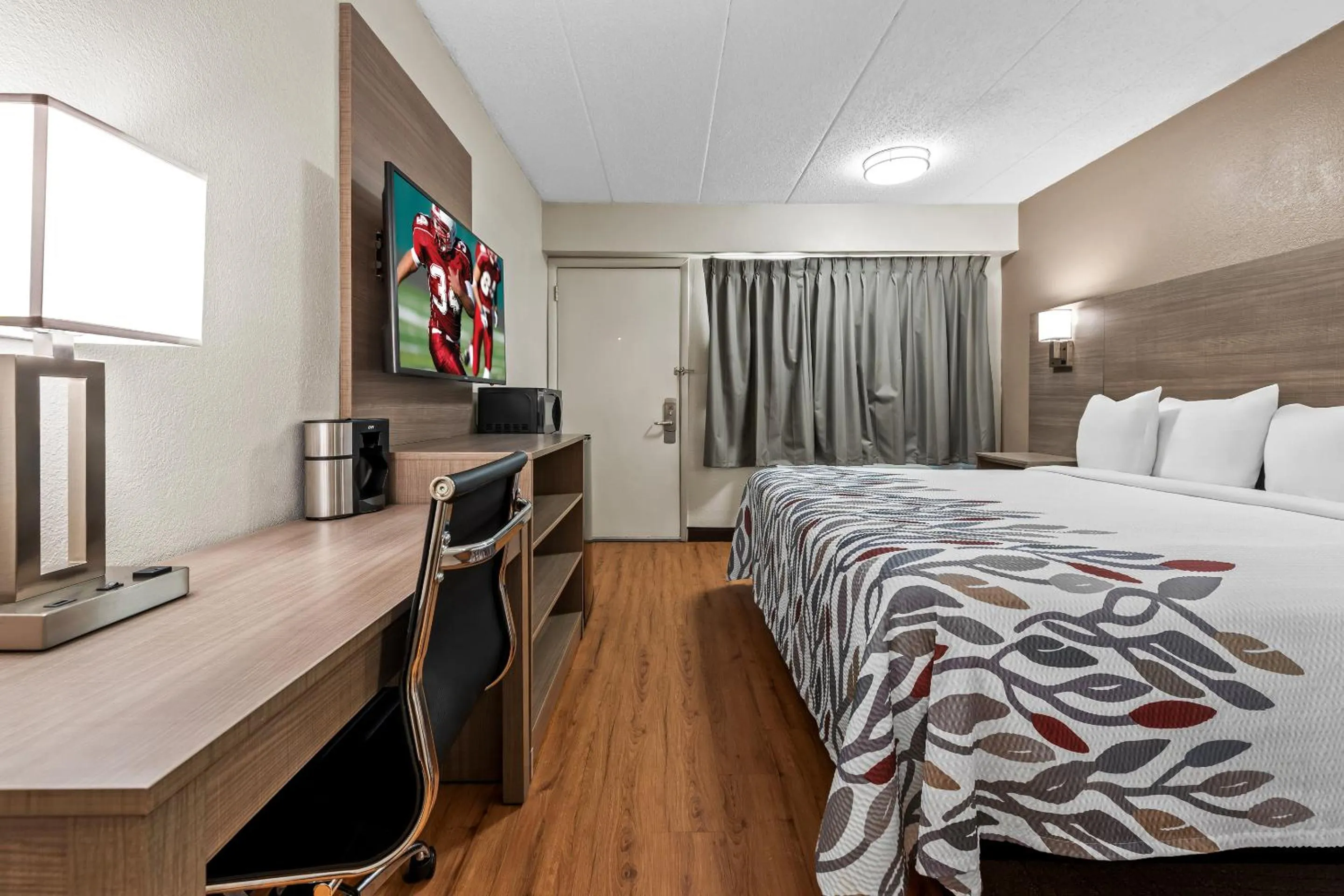 Photo of the whole room, Bed in Red Roof Inn Columbus West - Hilliard