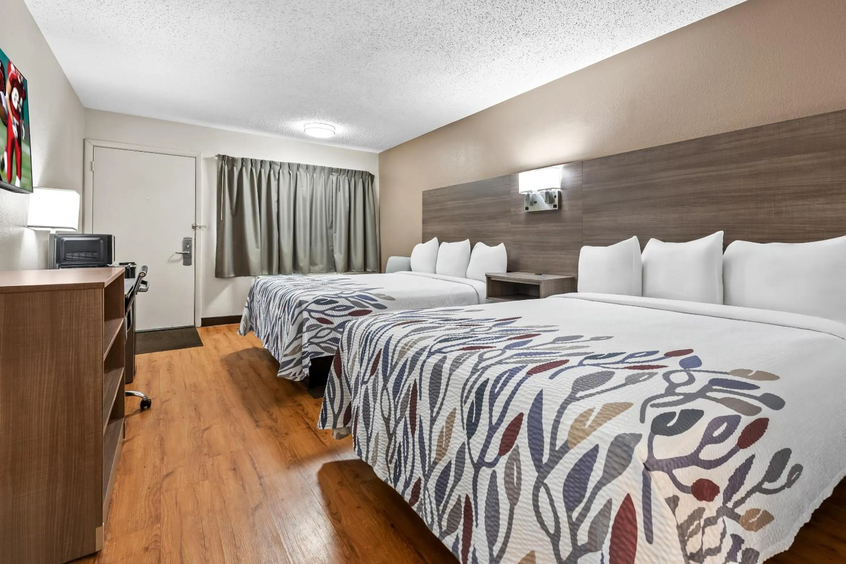 Photo of the whole room, Bed in Red Roof Inn Columbus West - Hilliard