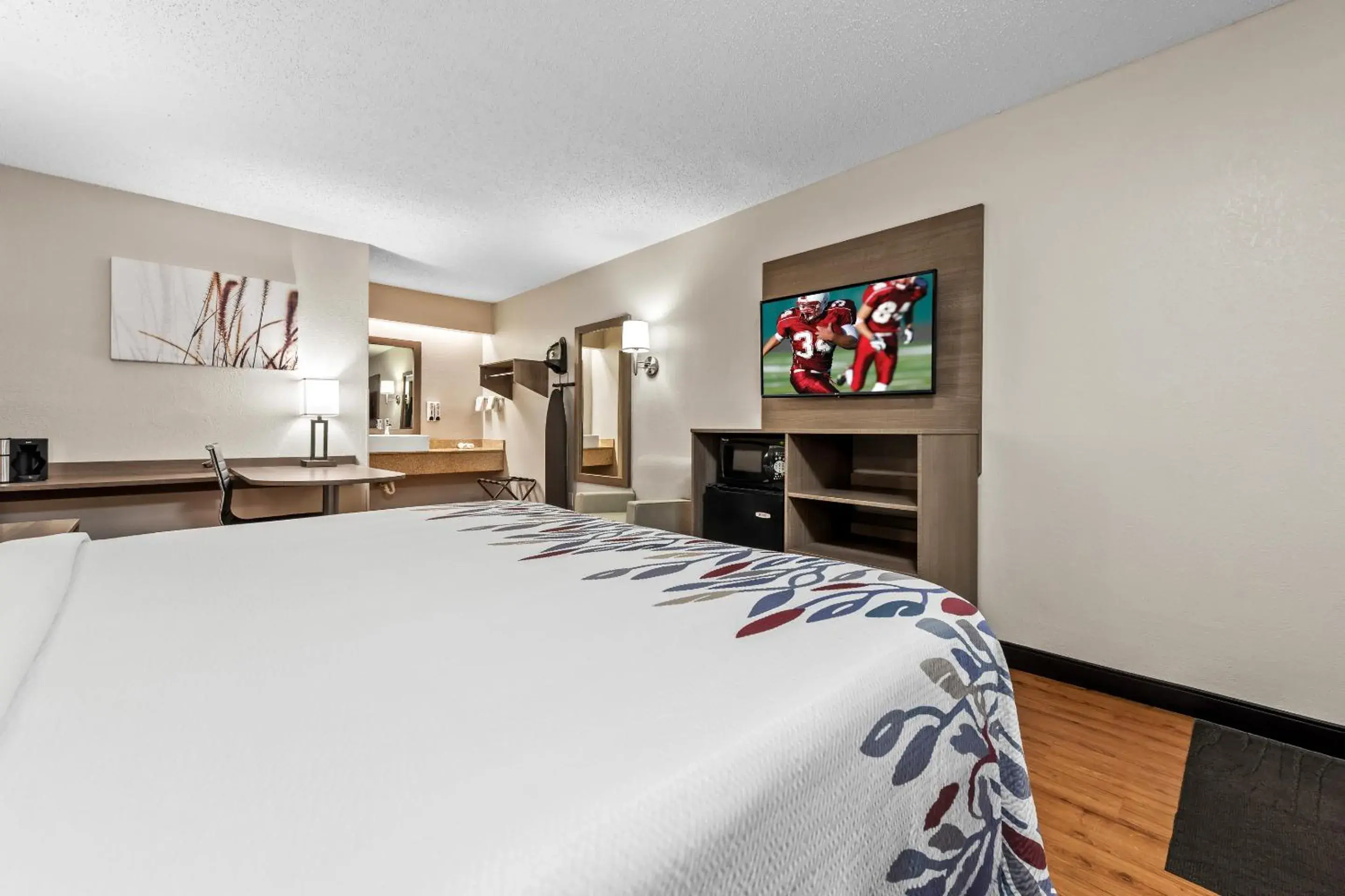 Bedroom, Bed in Red Roof Inn Columbus West - Hilliard Bedroom, Bed in Red Roof Inn Columbus West - Hilliard