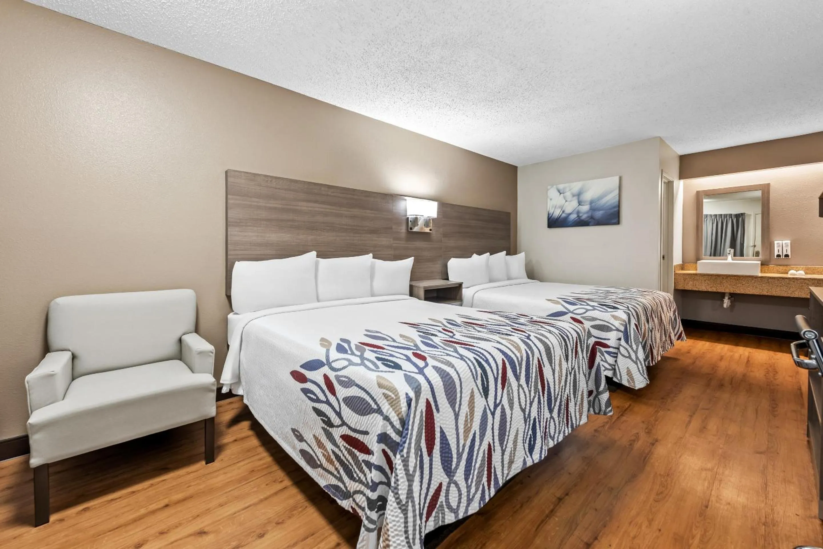 Photo of the whole room, Bed in Red Roof Inn Columbus West - Hilliard