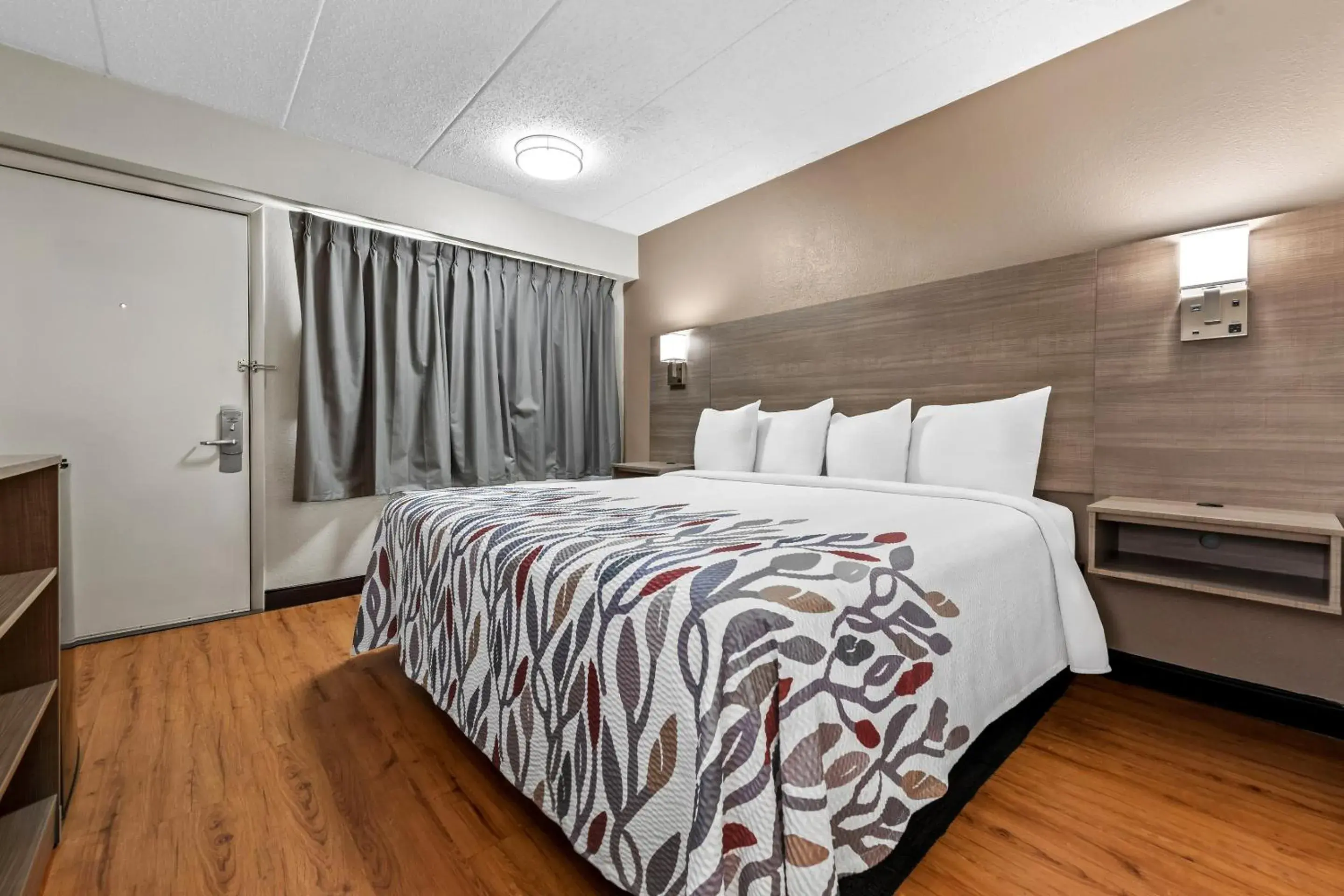 Photo of the whole room, Bed in Red Roof Inn Columbus West - Hilliard Photo of the whole room, Bed in Red Roof Inn Columbus West - Hilliard