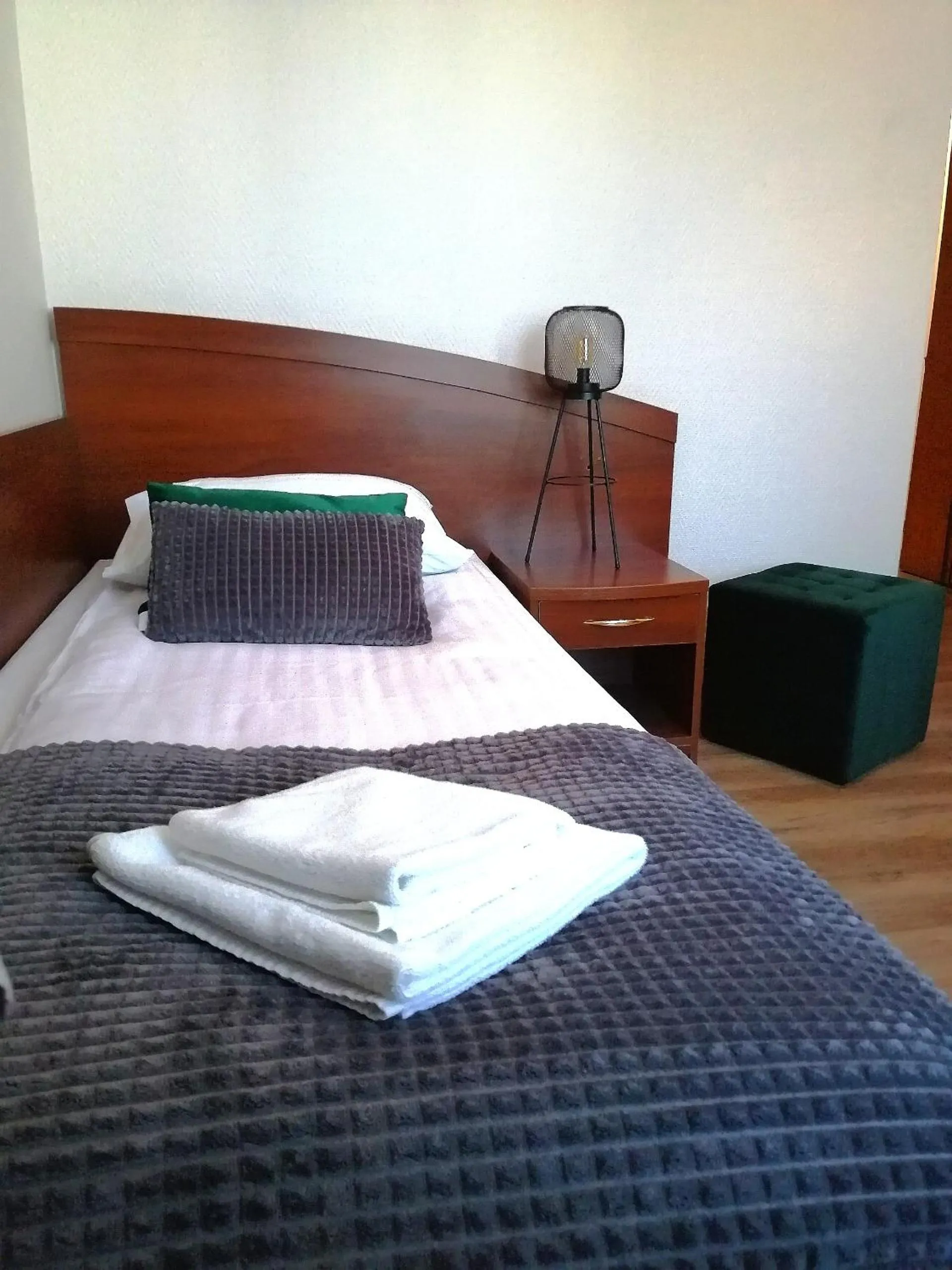 Bed in Platinum