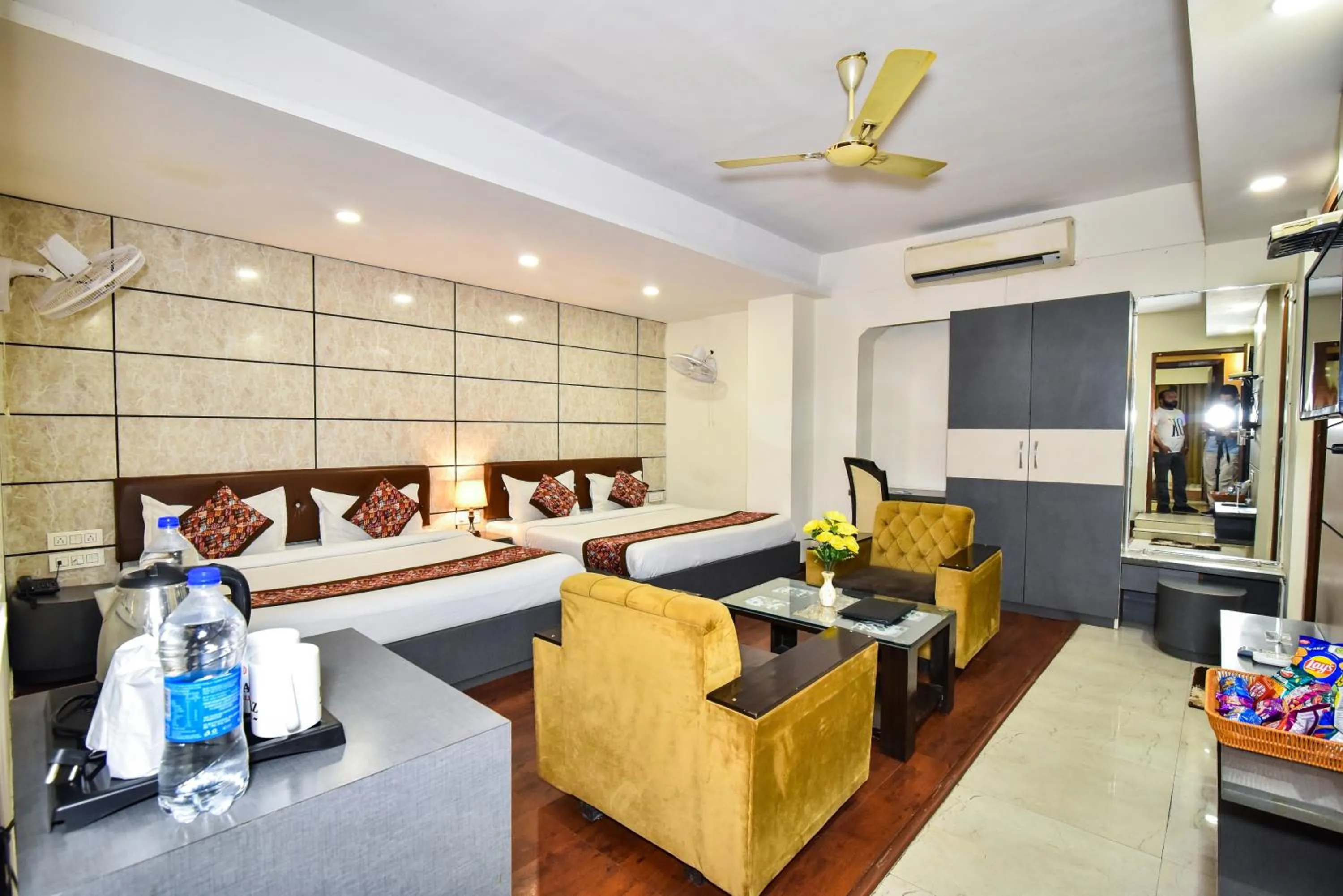 Photo of the whole room, Bed in Pinaz Royale