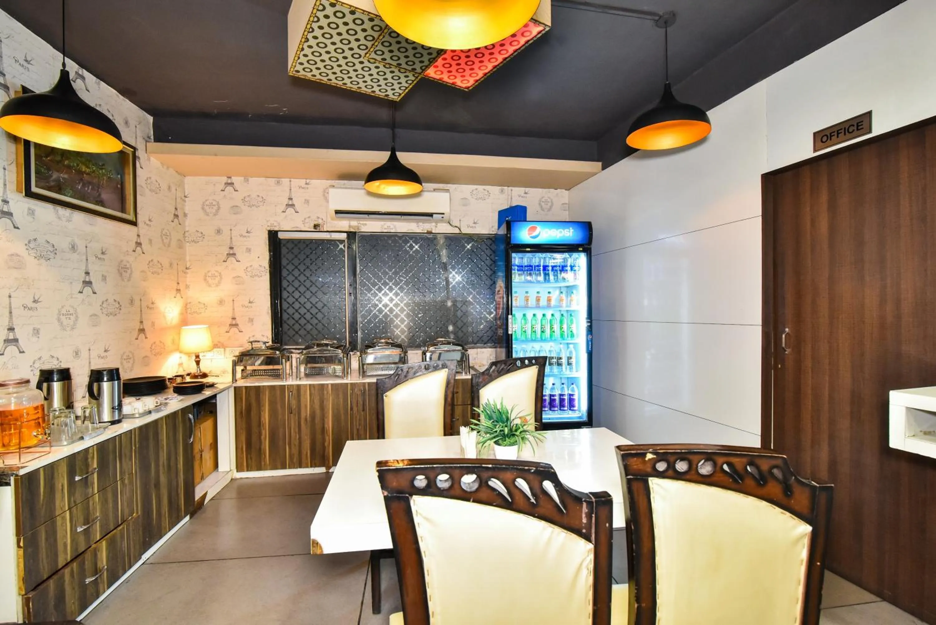 Buffet breakfast in Pinaz Royale