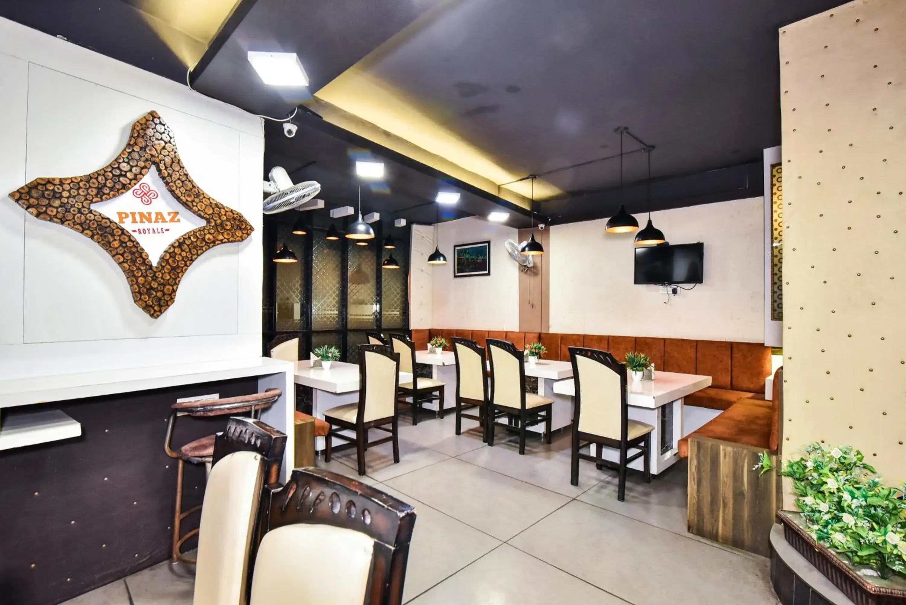 Restaurant/places to eat in Pinaz Royale Restaurant/places to eat in Pinaz Royale