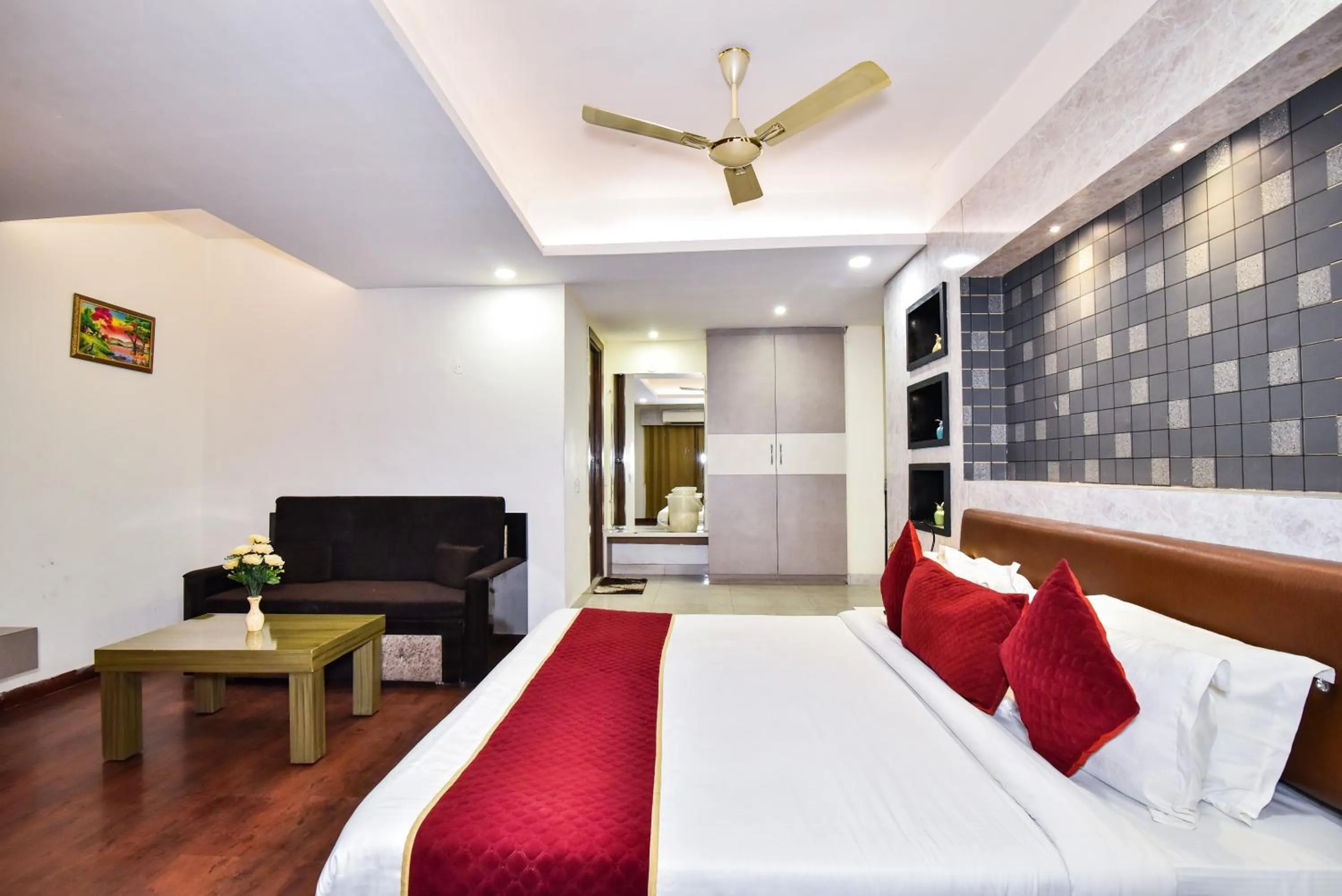 wardrobe, Bed in Pinaz Royale