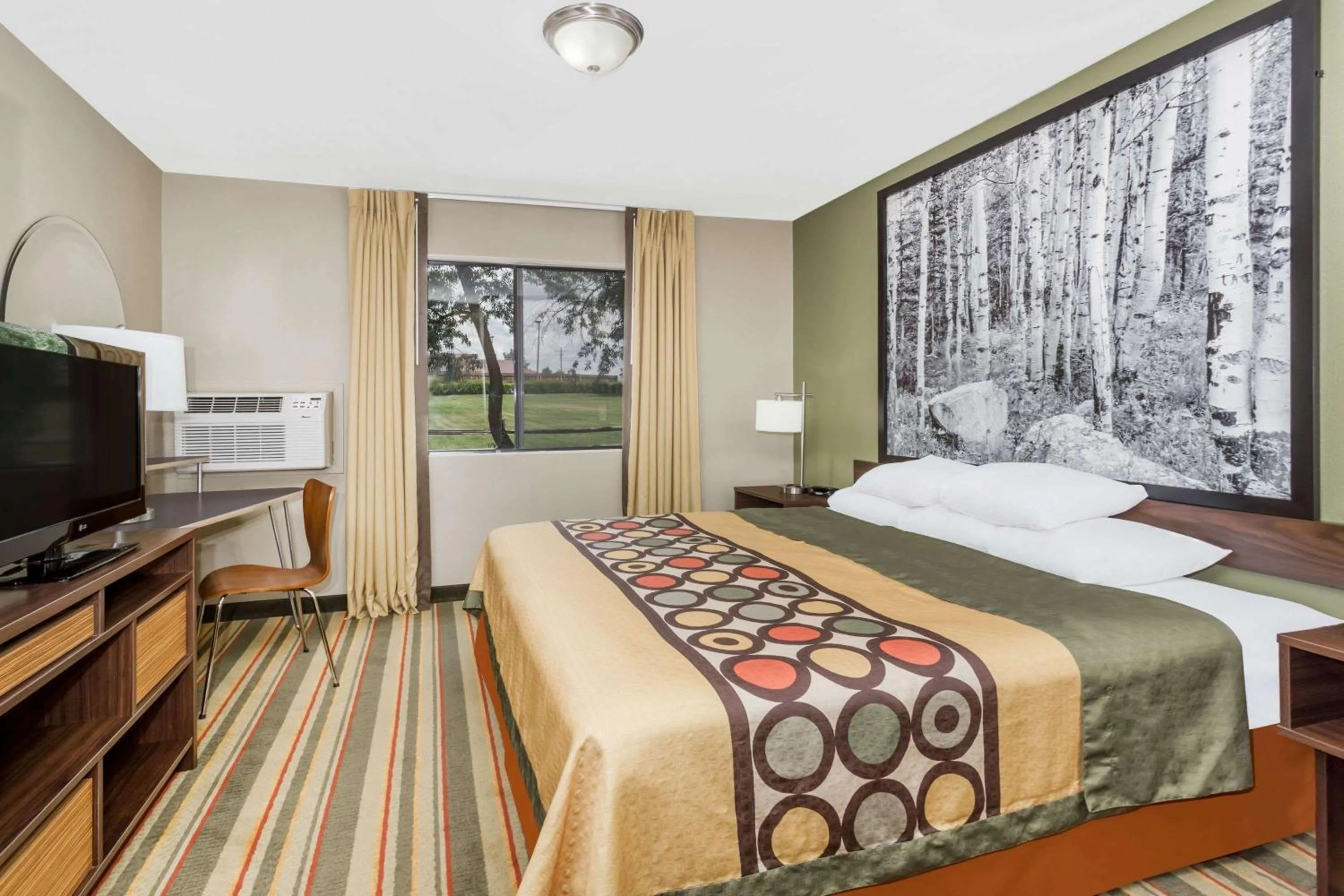 Photo of the whole room, Bed in Super 8 by Wyndham Montrose