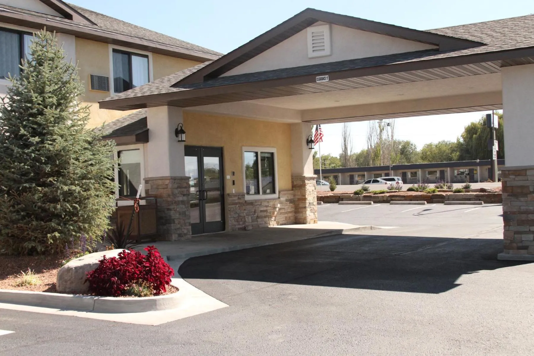 Facade/entrance in Super 8 by Wyndham Montrose