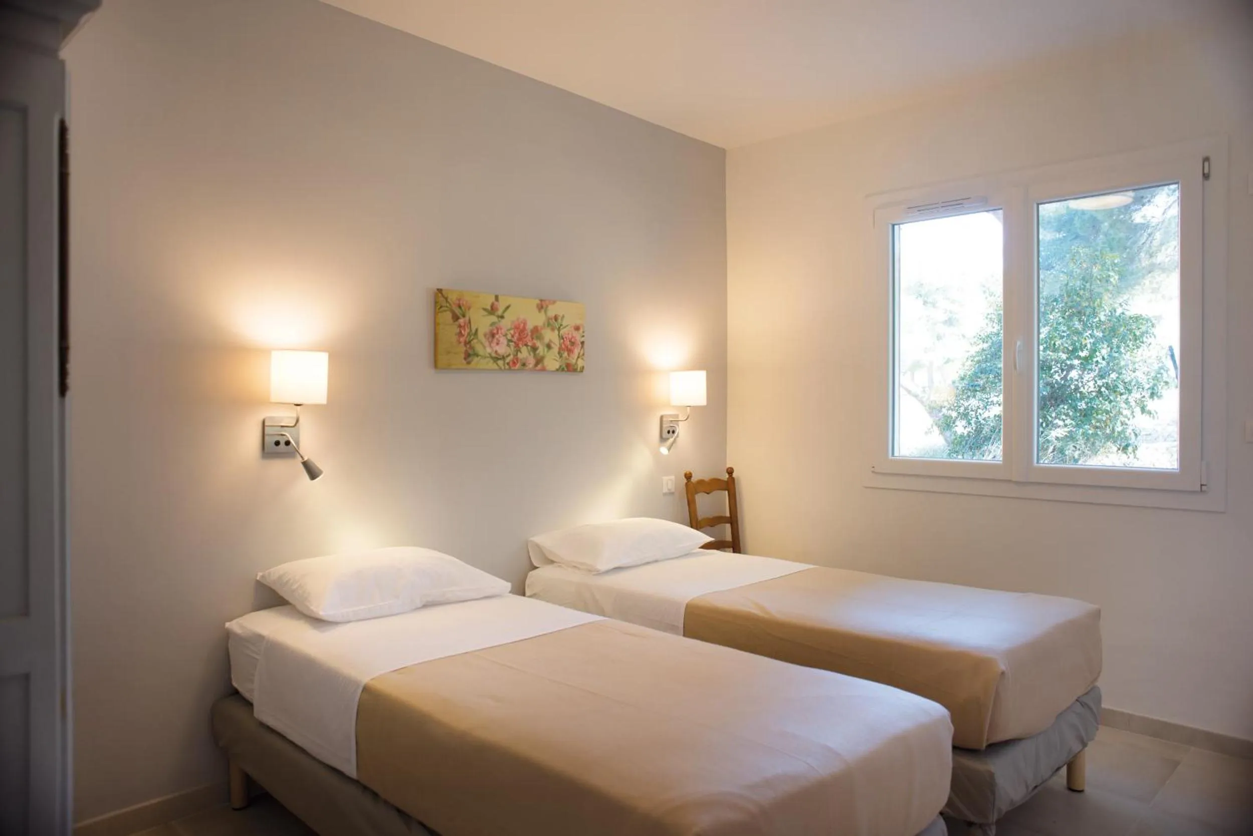 Photo of the whole room, Bed in Appartements des Joncas