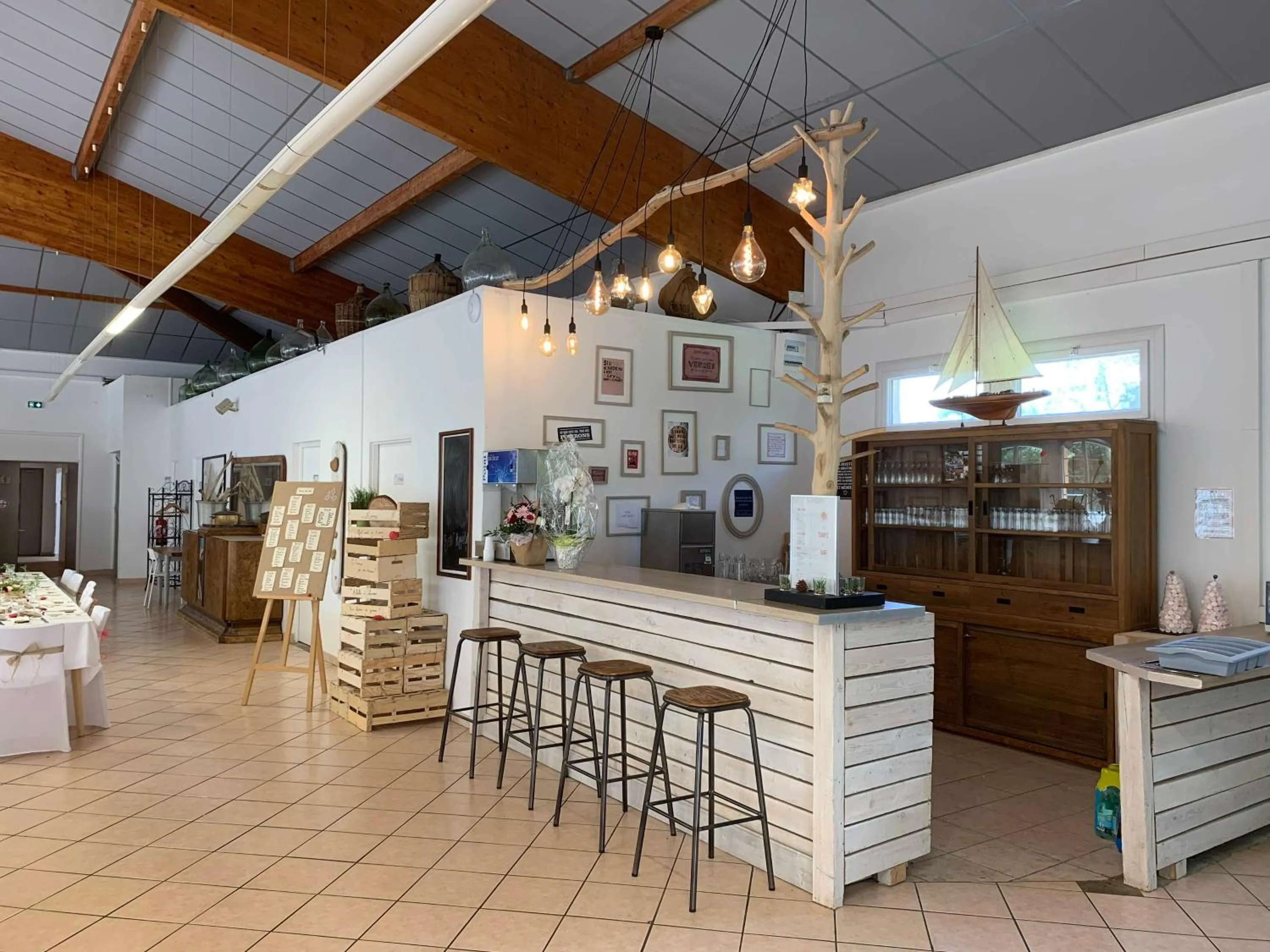 Lounge or bar in Appartements des Joncas