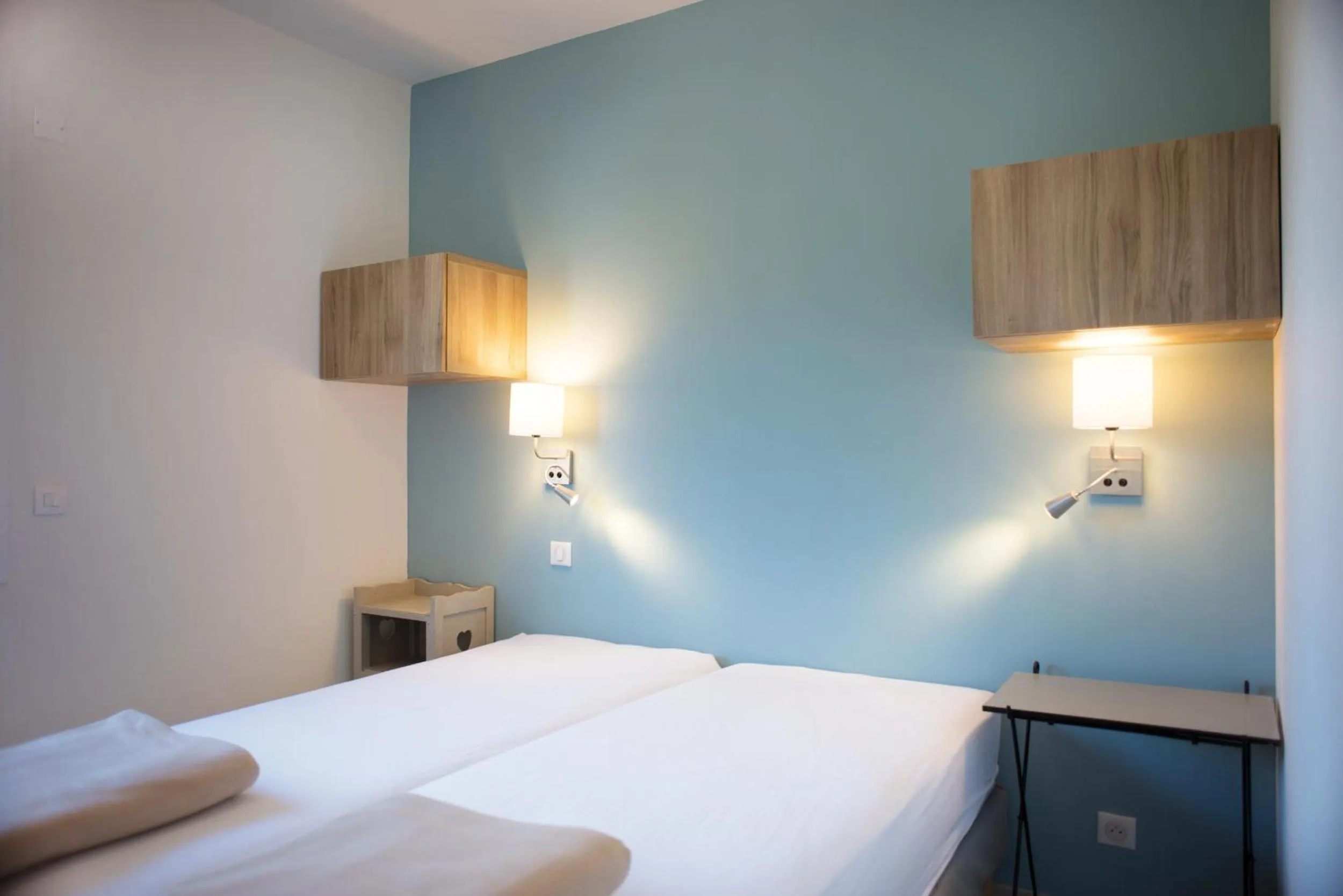 Photo of the whole room, Bed in Appartements des Joncas