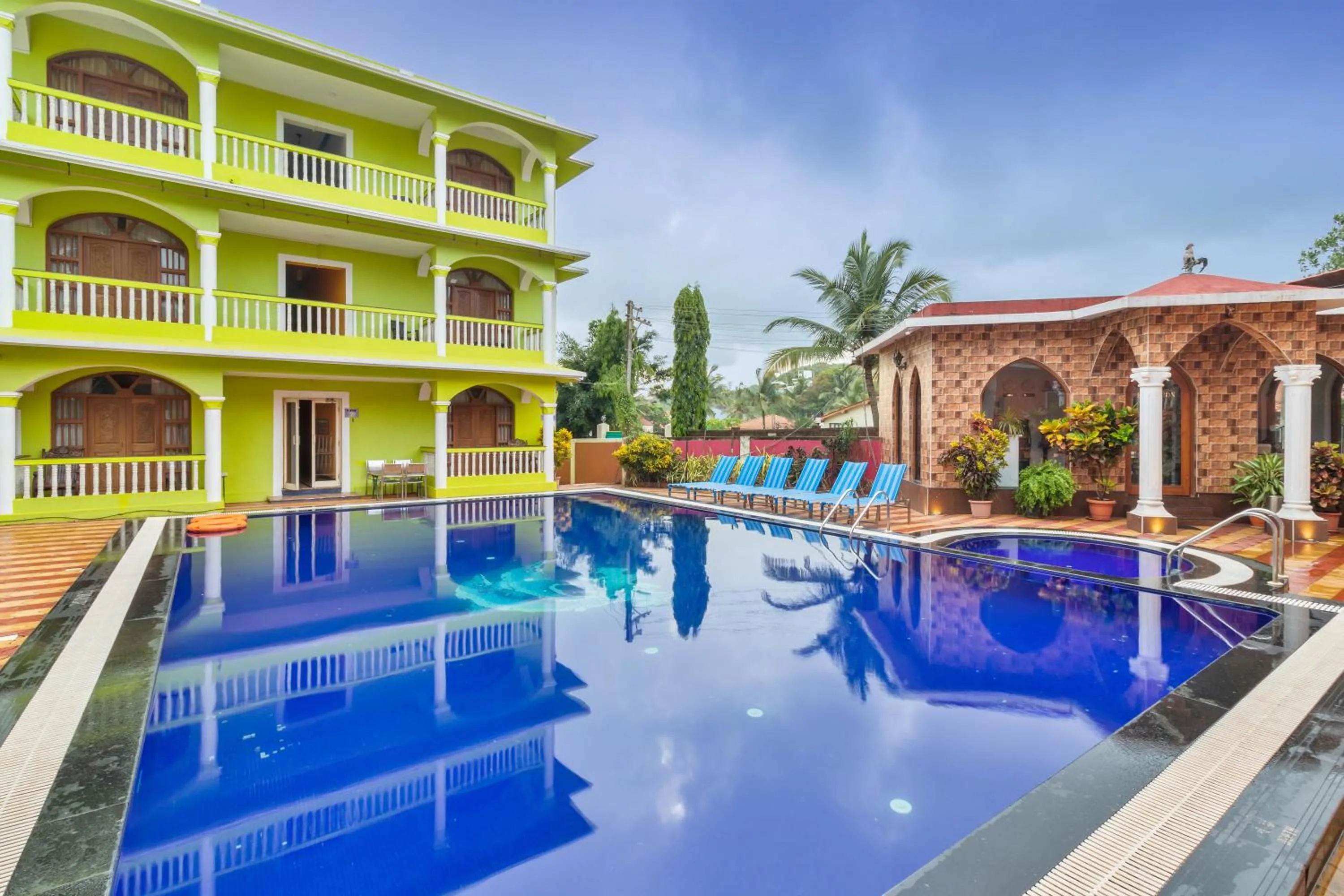 Property building in Larios Beach Holidays