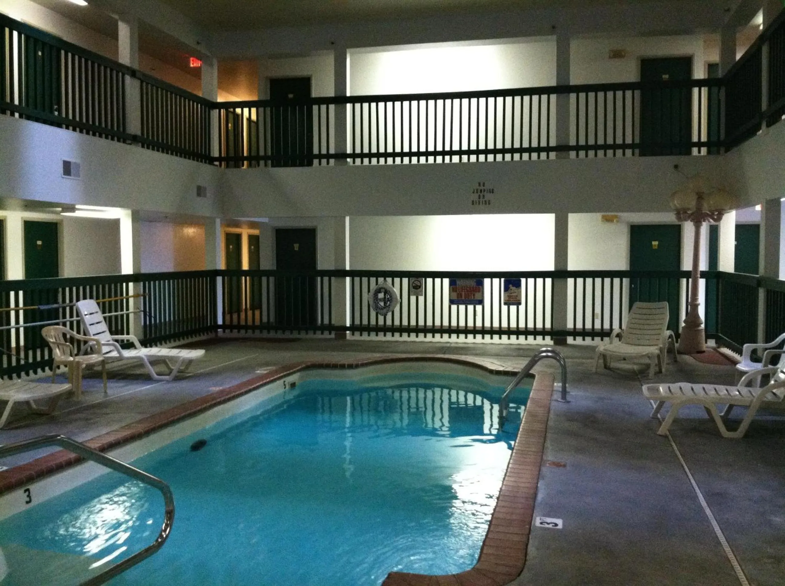 Swimming pool in Budget Inn Wentzville