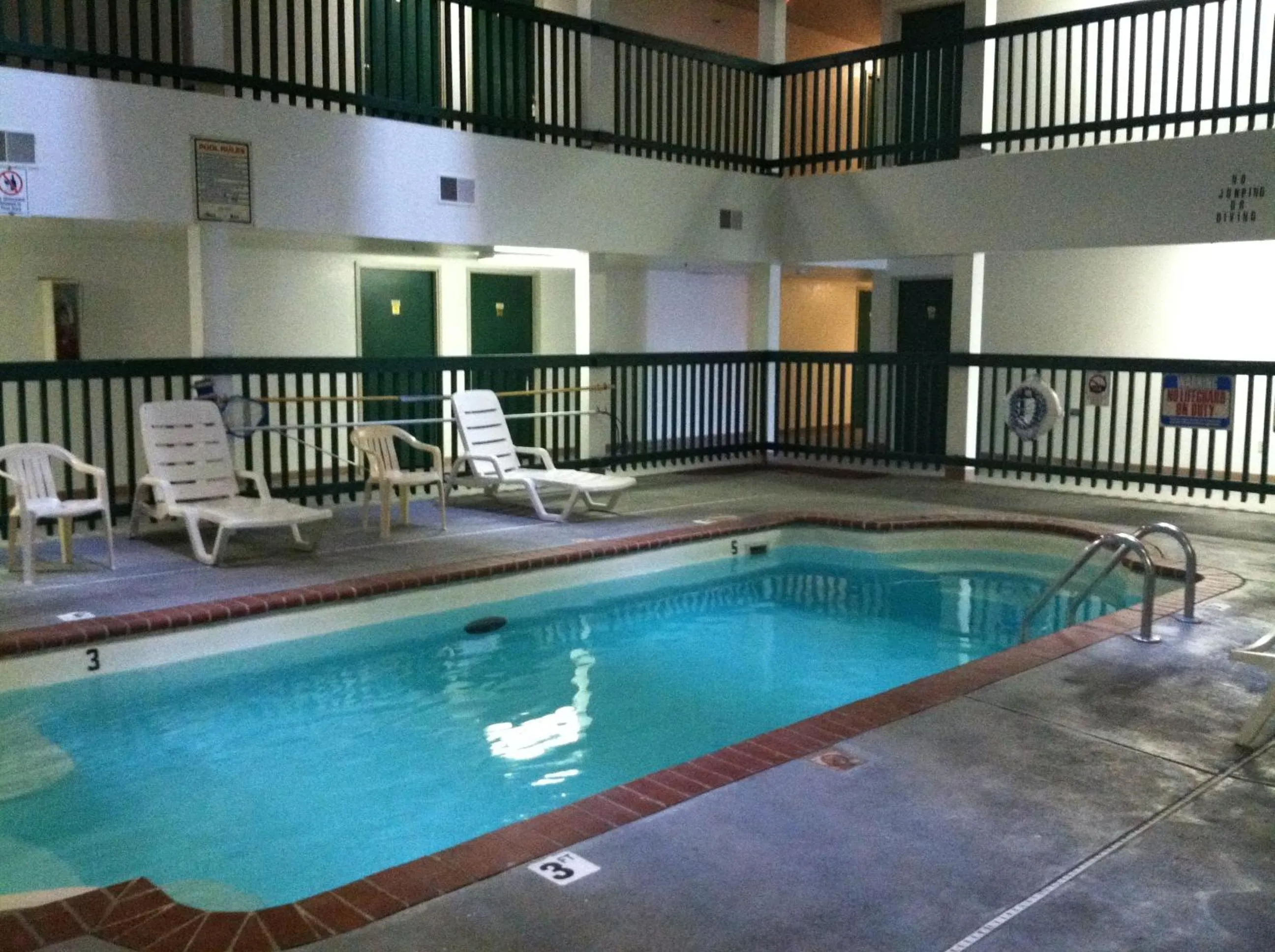 Swimming pool in Budget Inn Wentzville