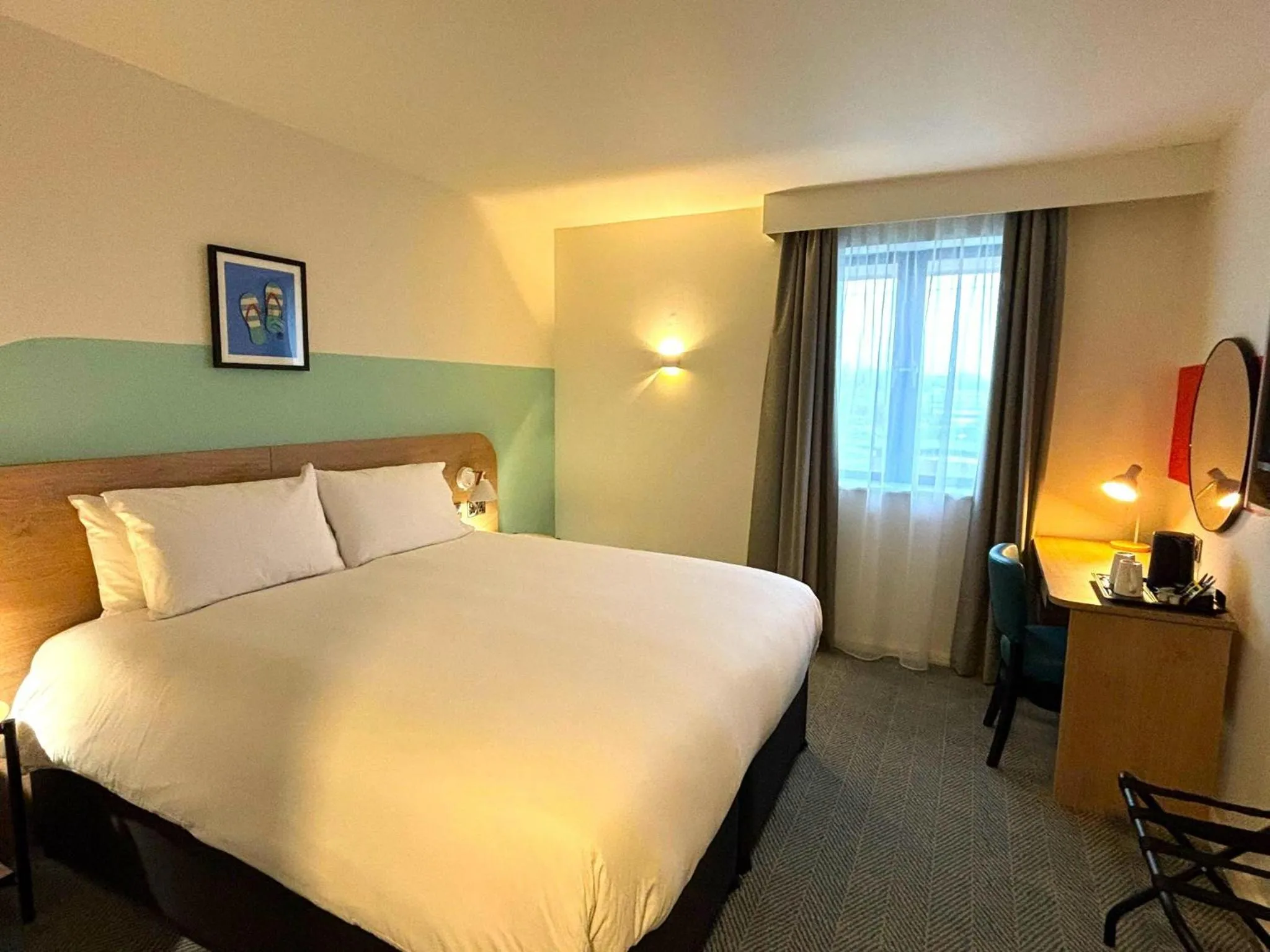 Photo of the whole room, Bed in Garner Hotel Chesterfield North by IHG