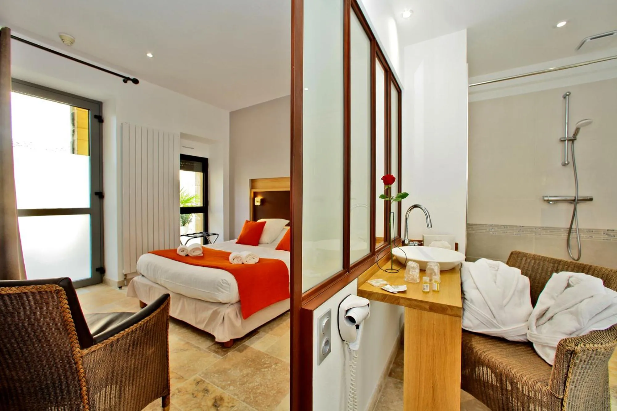 Photo of the whole room, Bed in Hotel de Compostelle