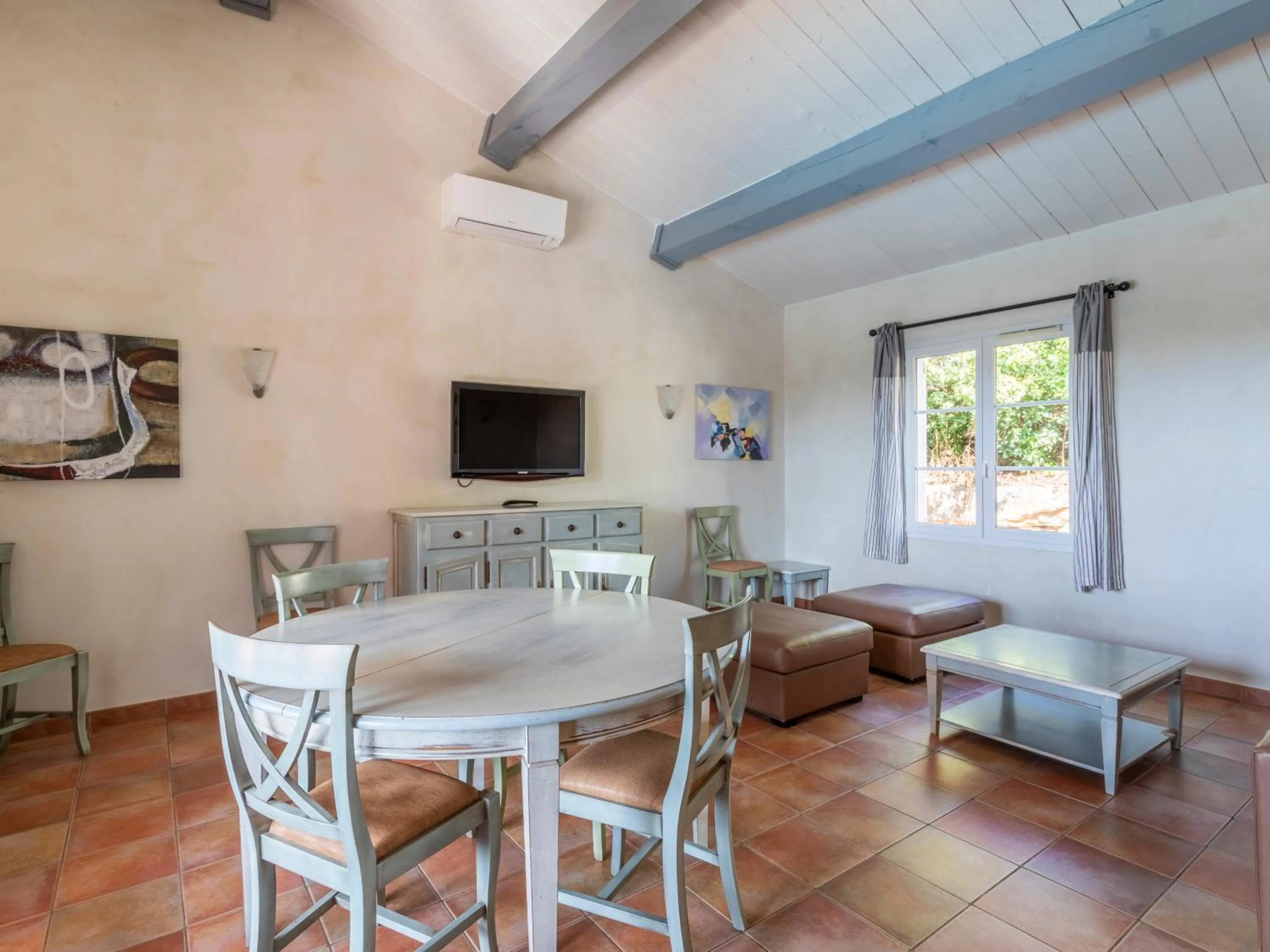Dining area in Vacancéole – Le Domaine de Camiole