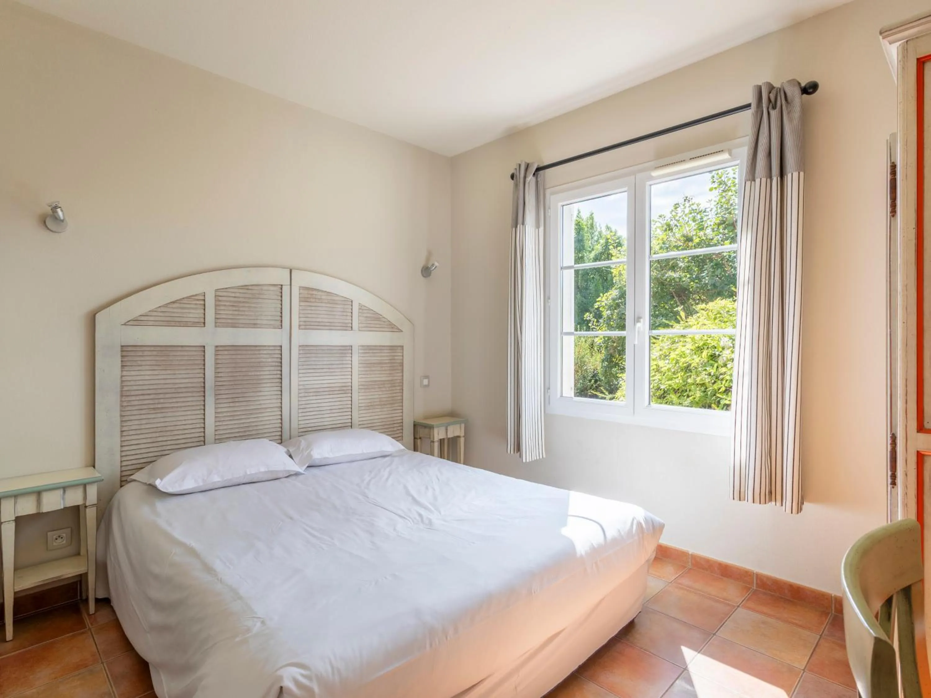 Bedroom, Bed in Vacancéole – Le Domaine de Camiole