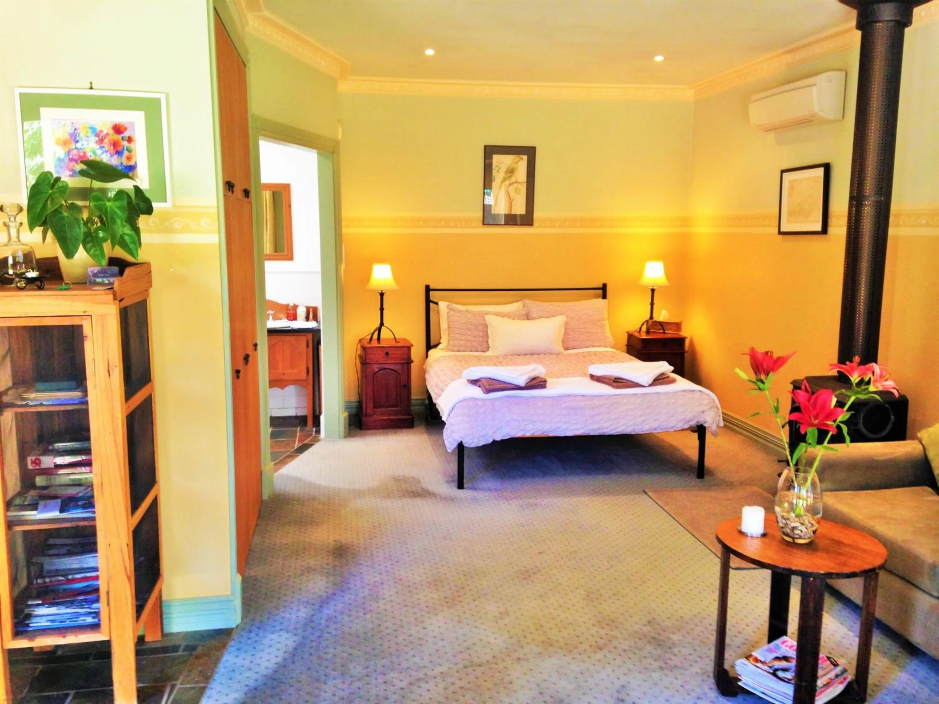 Bed in Bindley House B&B Cottage