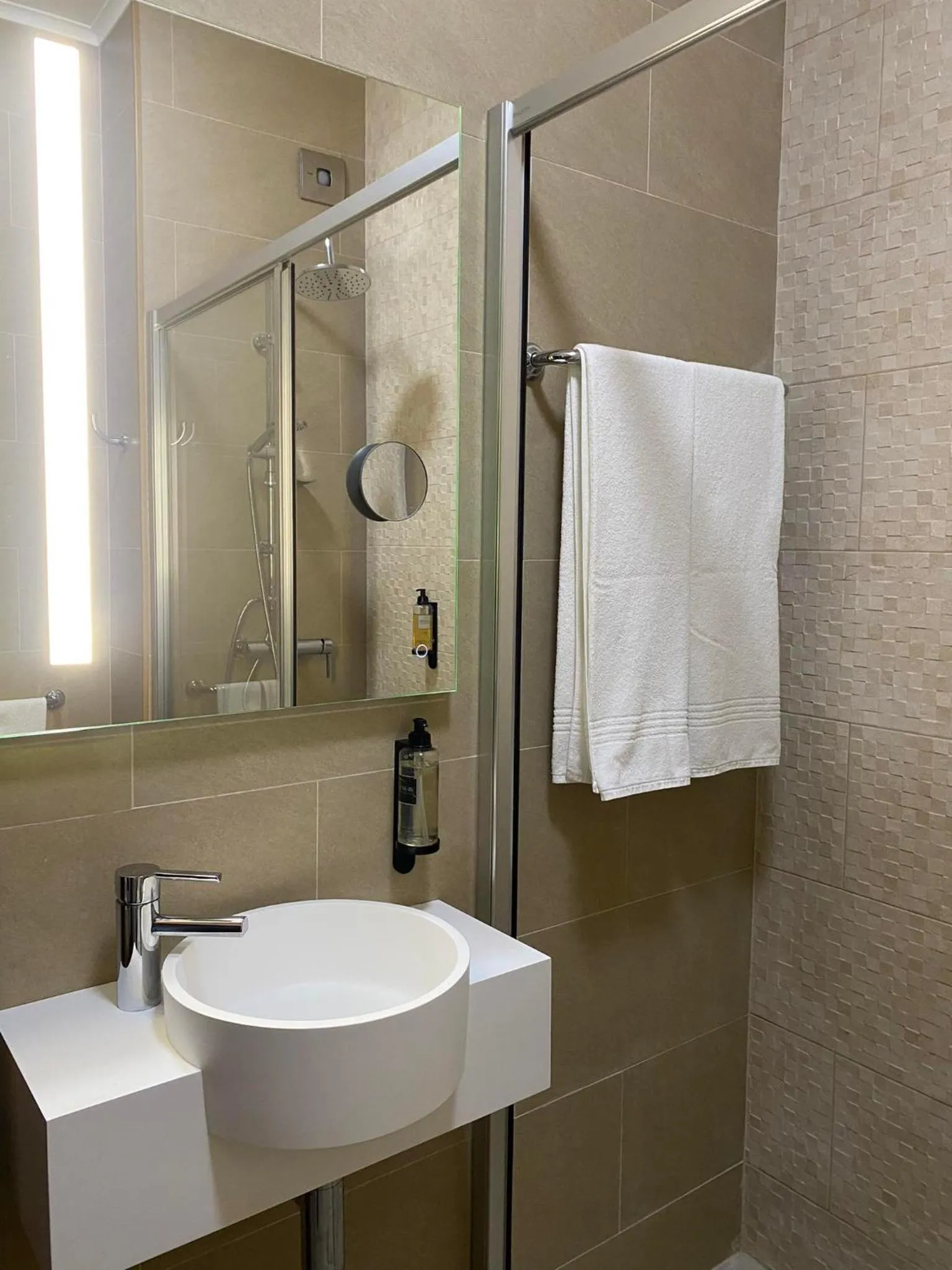 Shower in Apartamentos São João