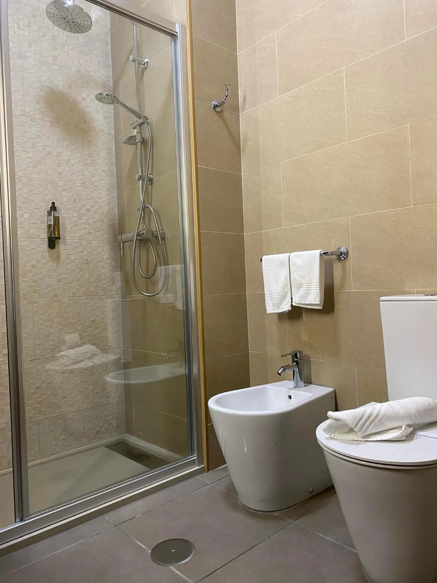 Shower in Apartamentos São João