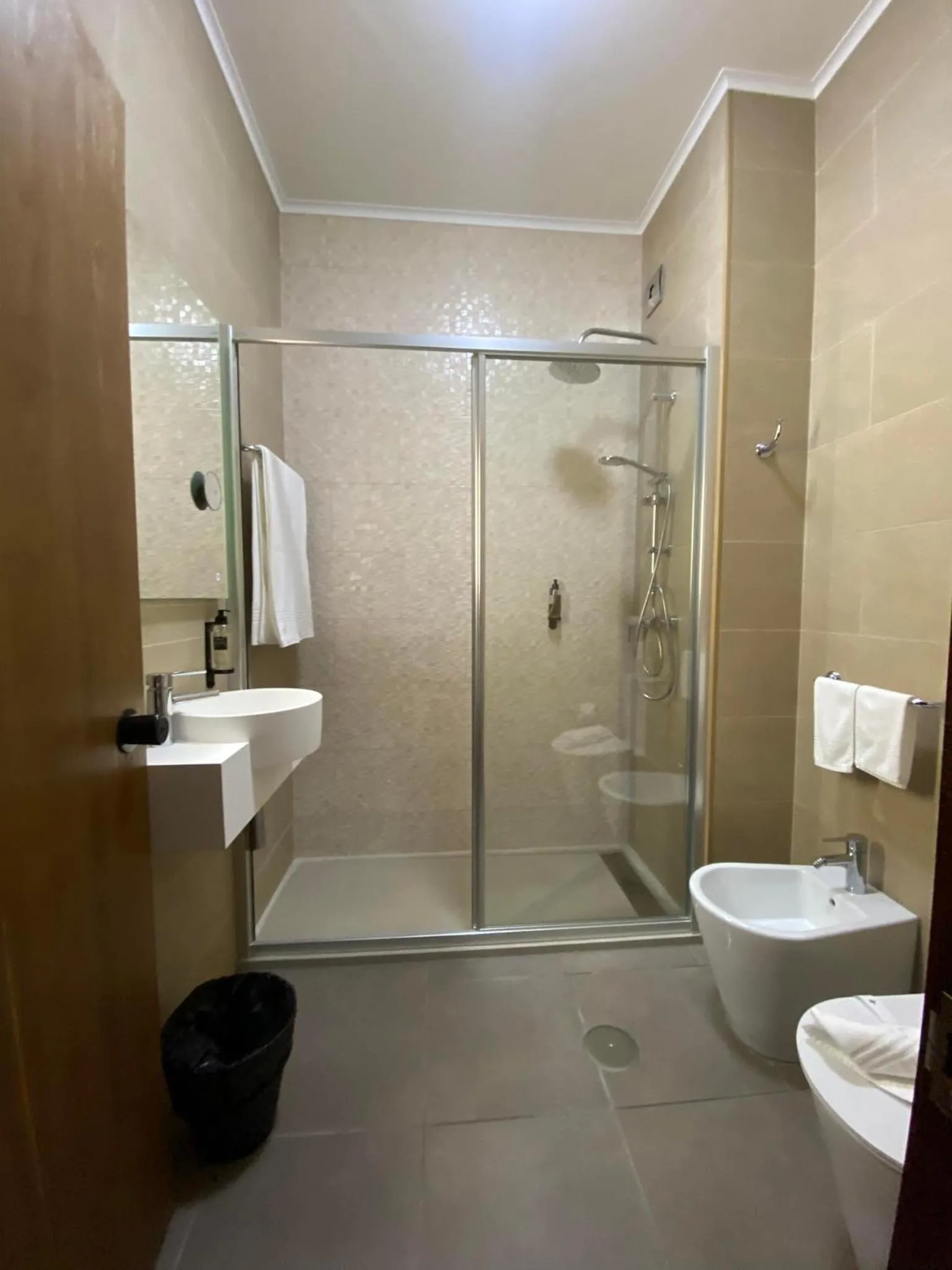 Shower in Apartamentos São João