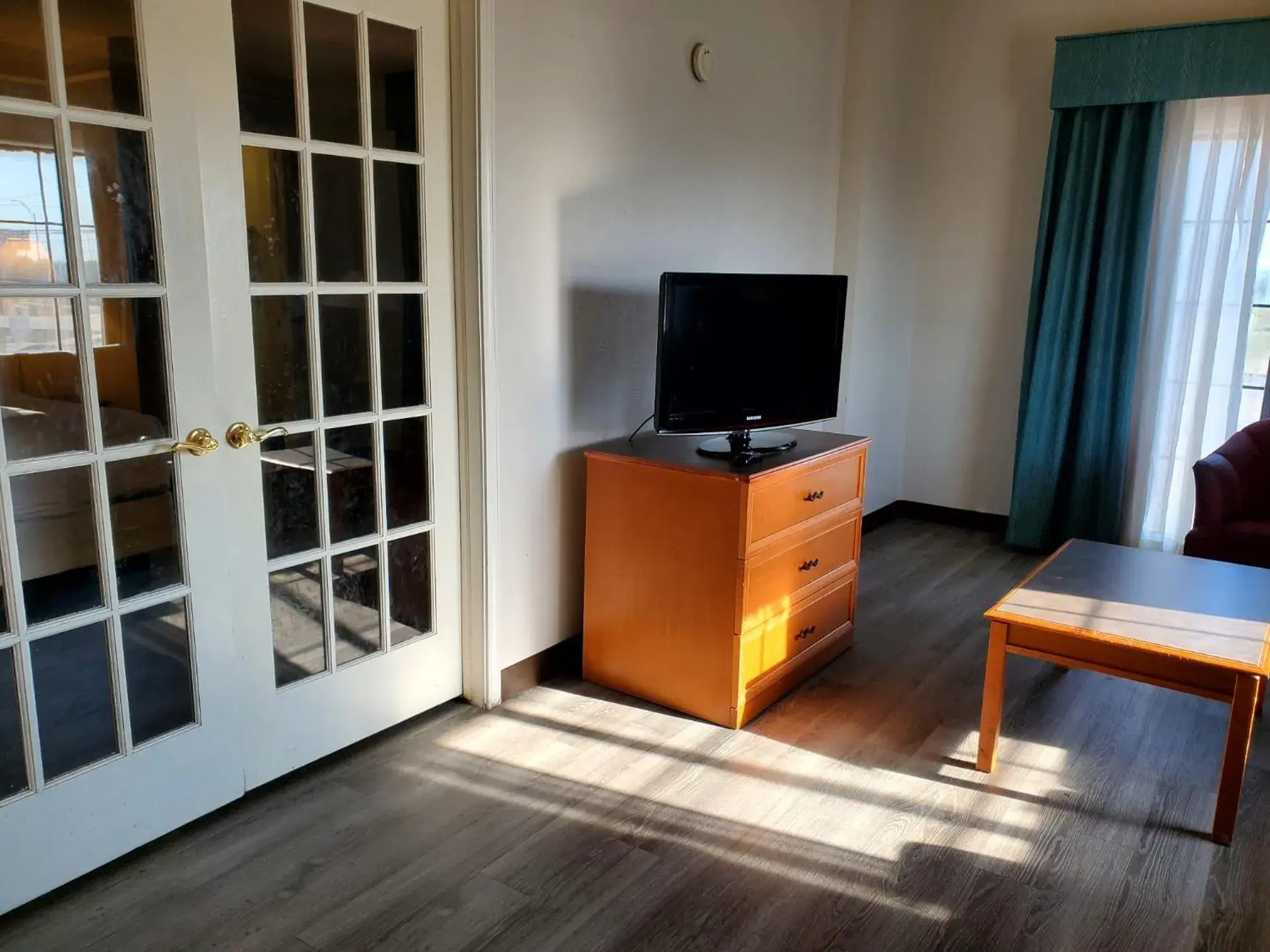 Deluxe One-Bedroom Family Suite - Non-Smoking in Baymont by Wyndham Abilene Deluxe One-Bedroom Family Suite - Non-Smoking in Baymont by Wyndham Abilene