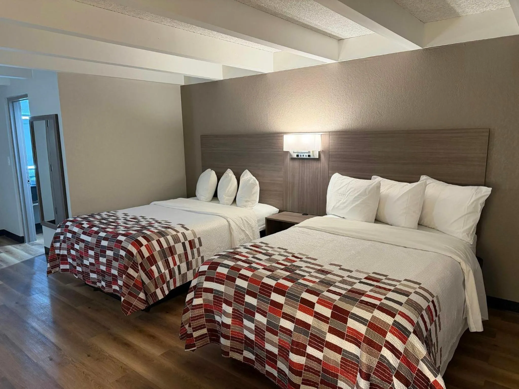 Photo of the whole room, Bed in Red Roof Inn Kokomo