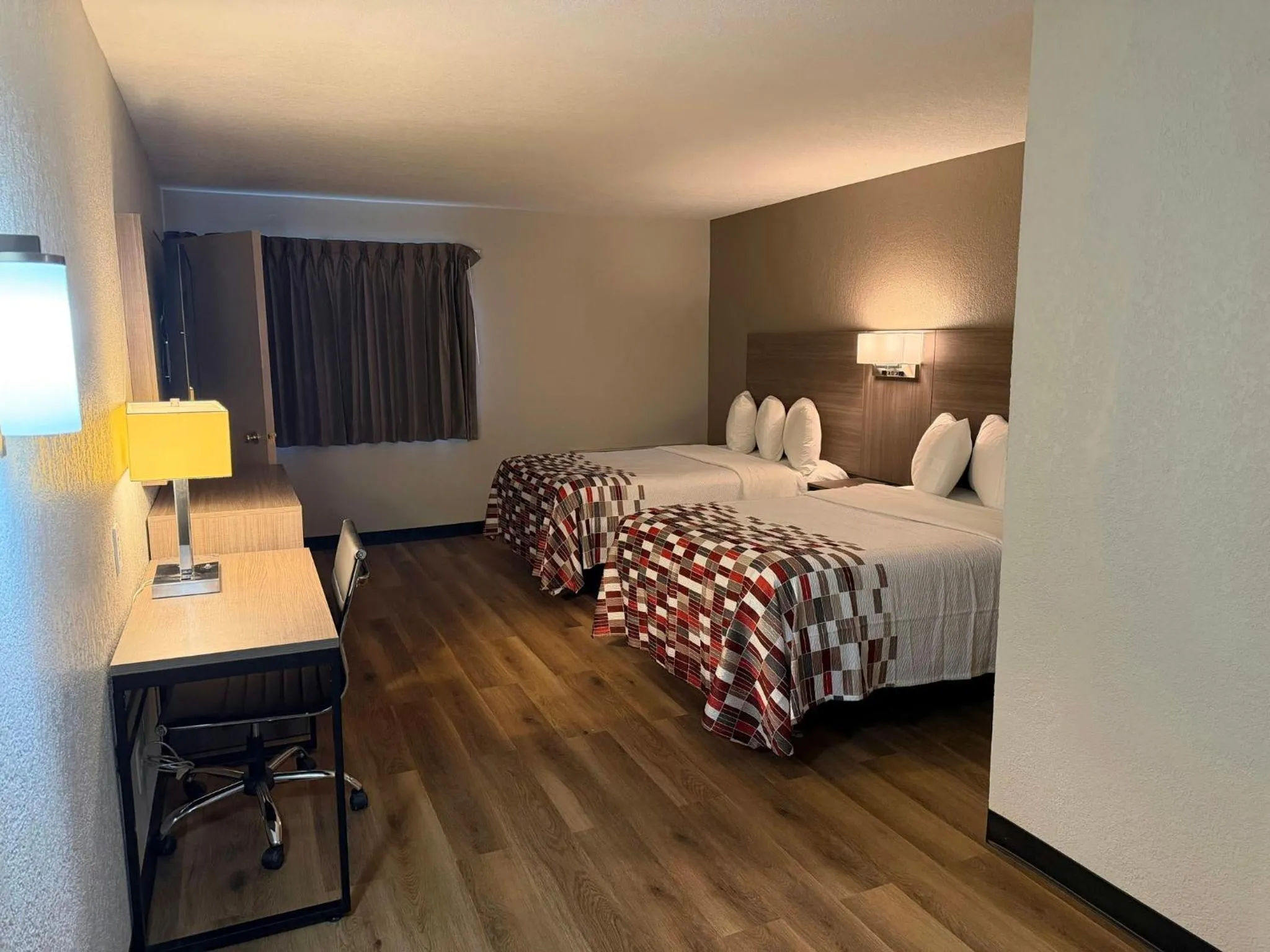 Photo of the whole room, Bed in Red Roof Inn Kokomo