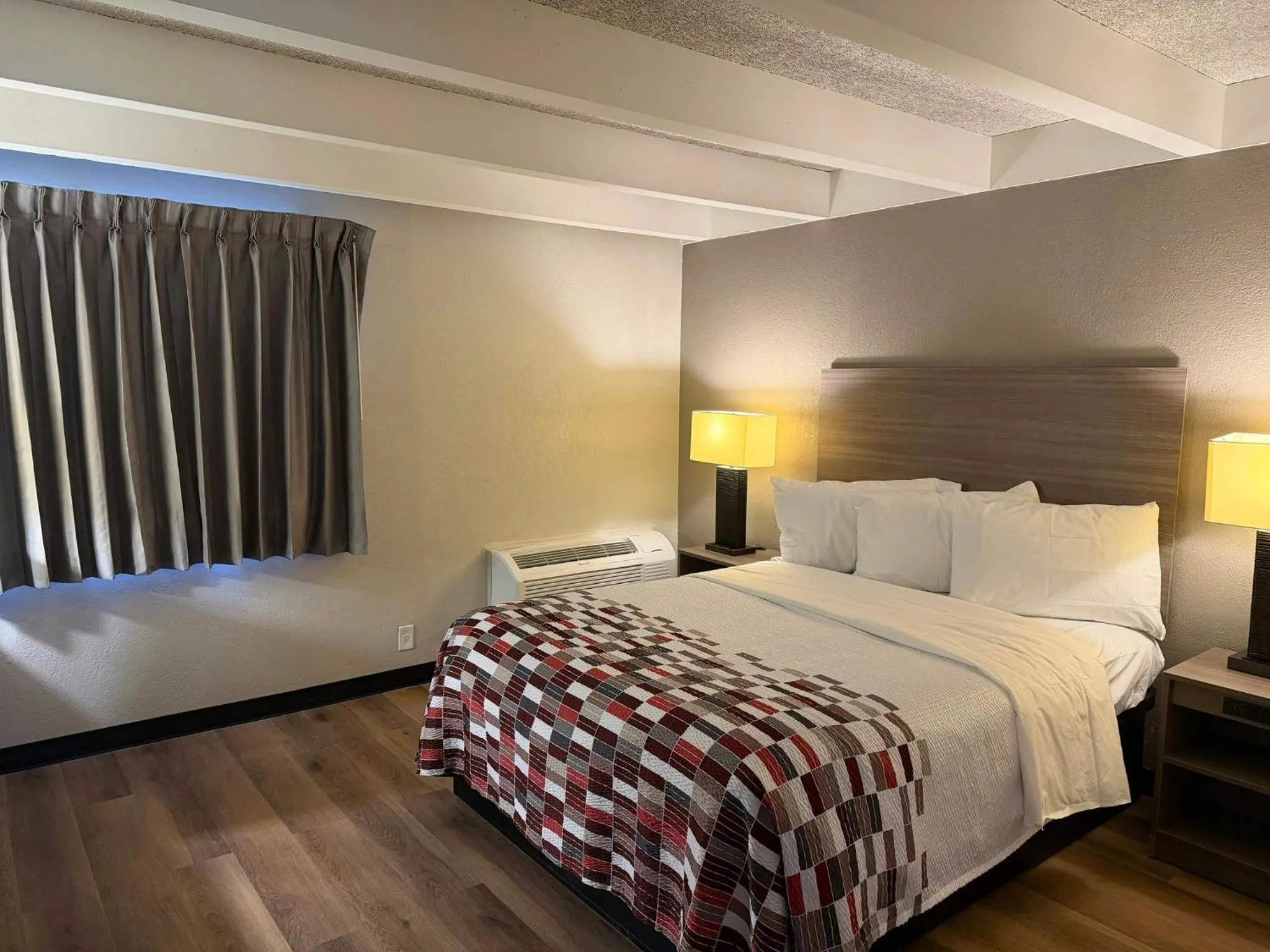 Photo of the whole room, Bed in Red Roof Inn Kokomo