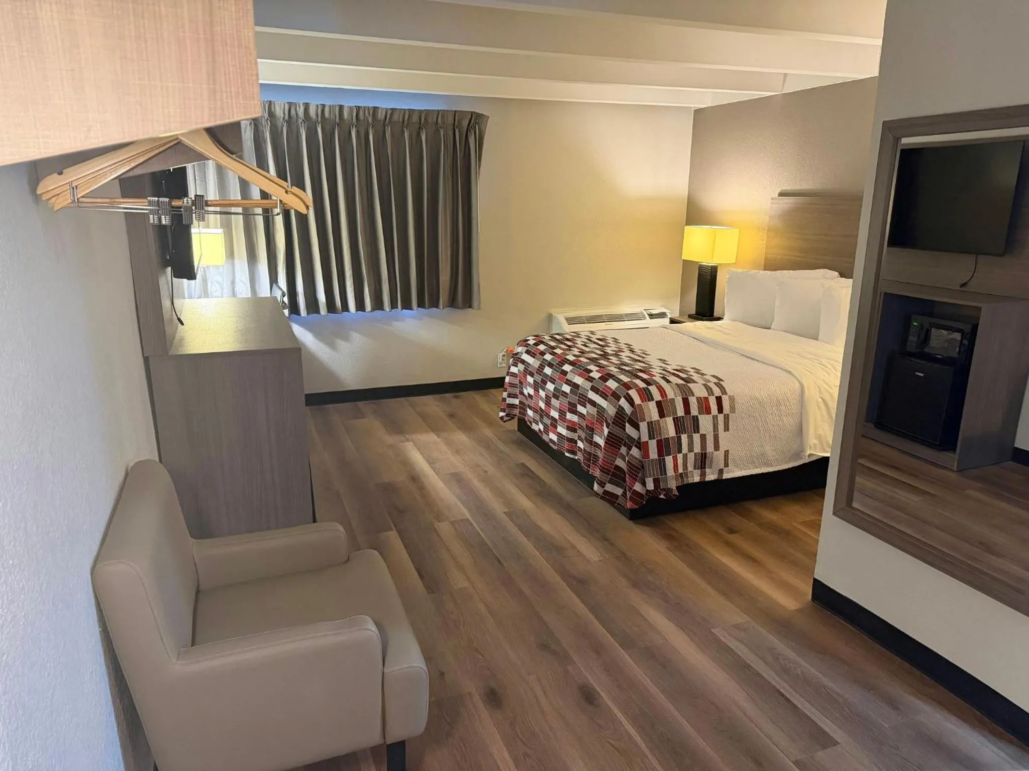 Photo of the whole room, Bed in Red Roof Inn Kokomo