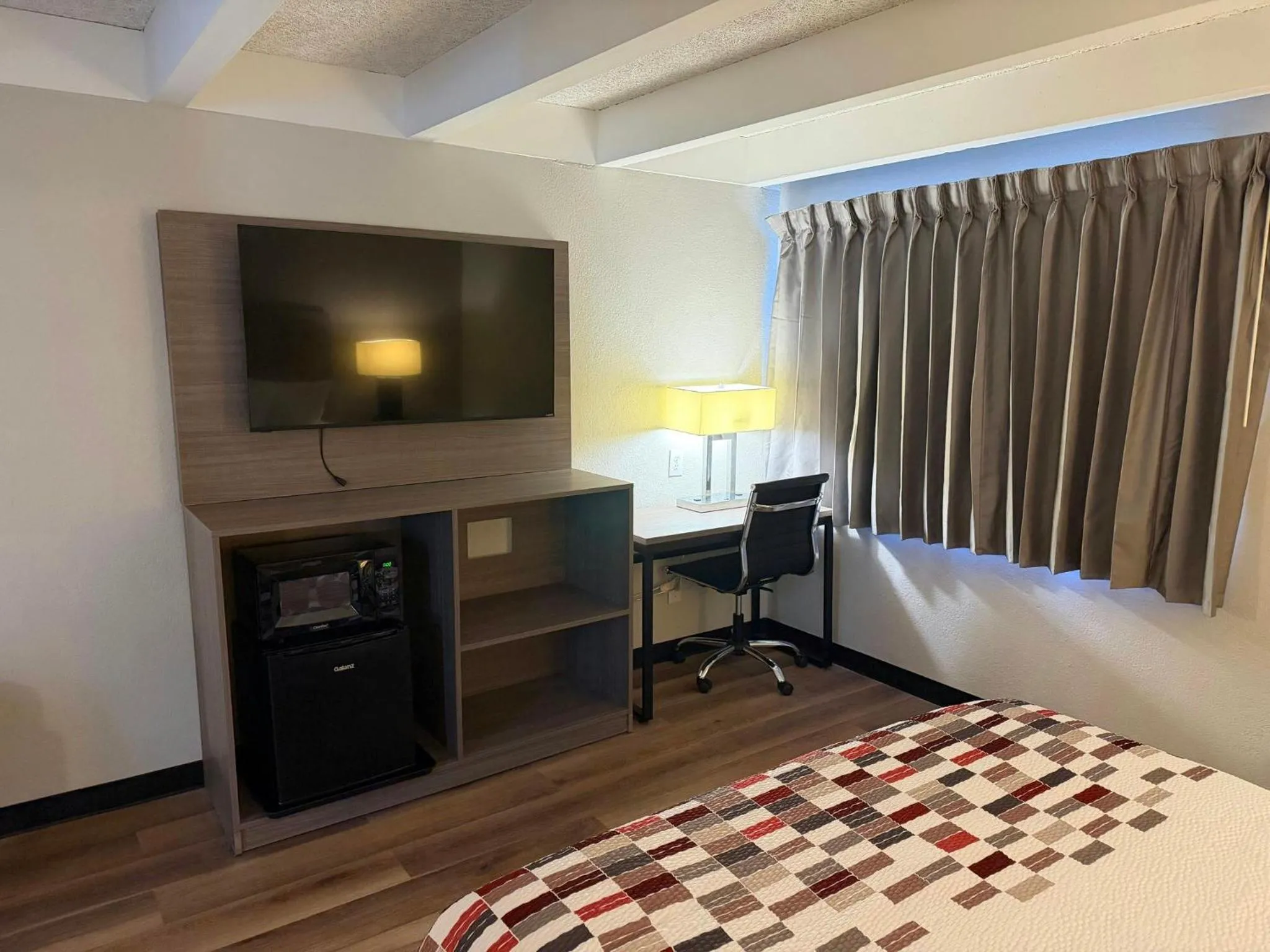 Photo of the whole room, Bed in Red Roof Inn Kokomo