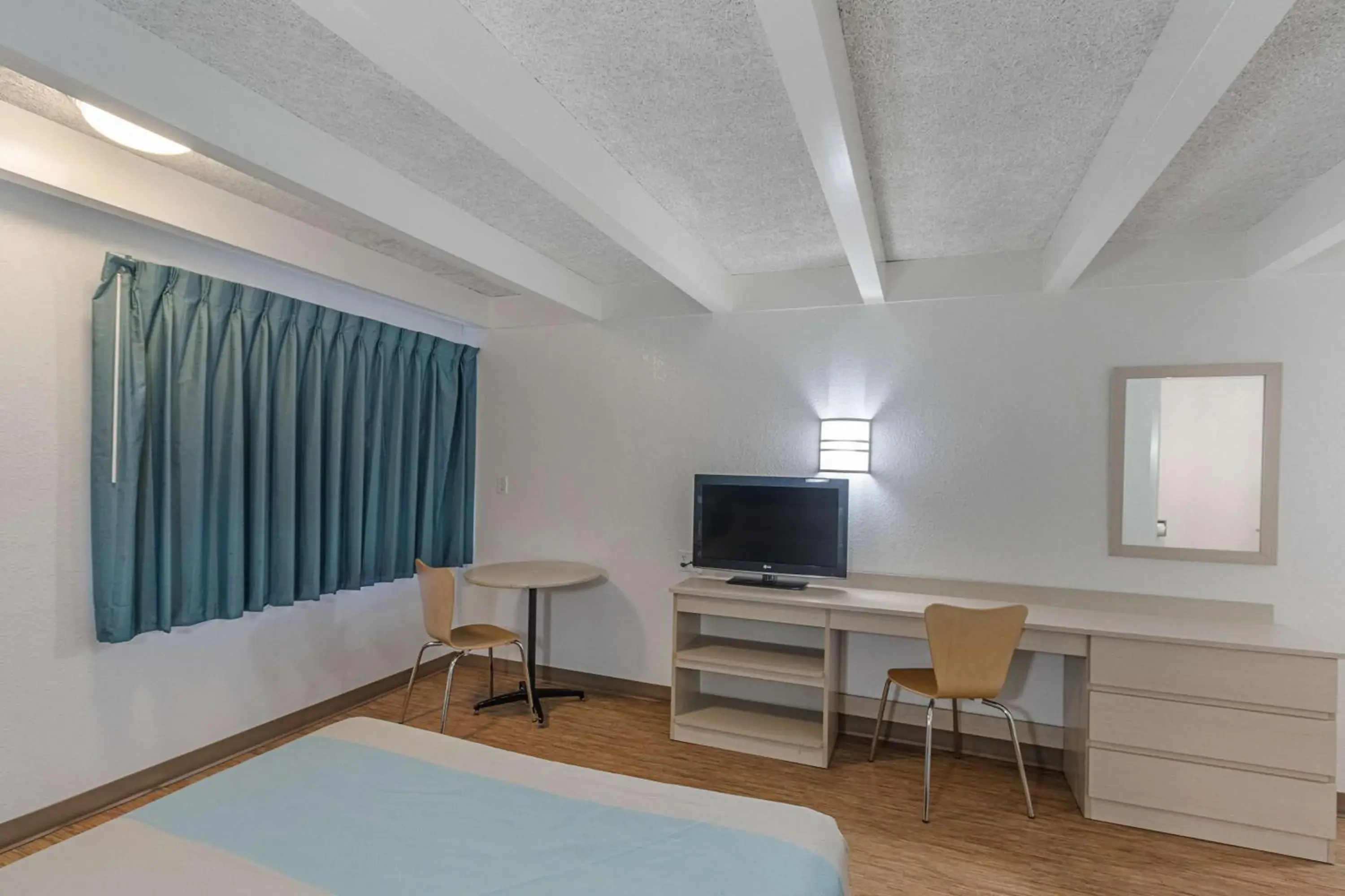 On site, Bed in Motel 6-Kokomo, IN On site, Bed in Motel 6-Kokomo, IN