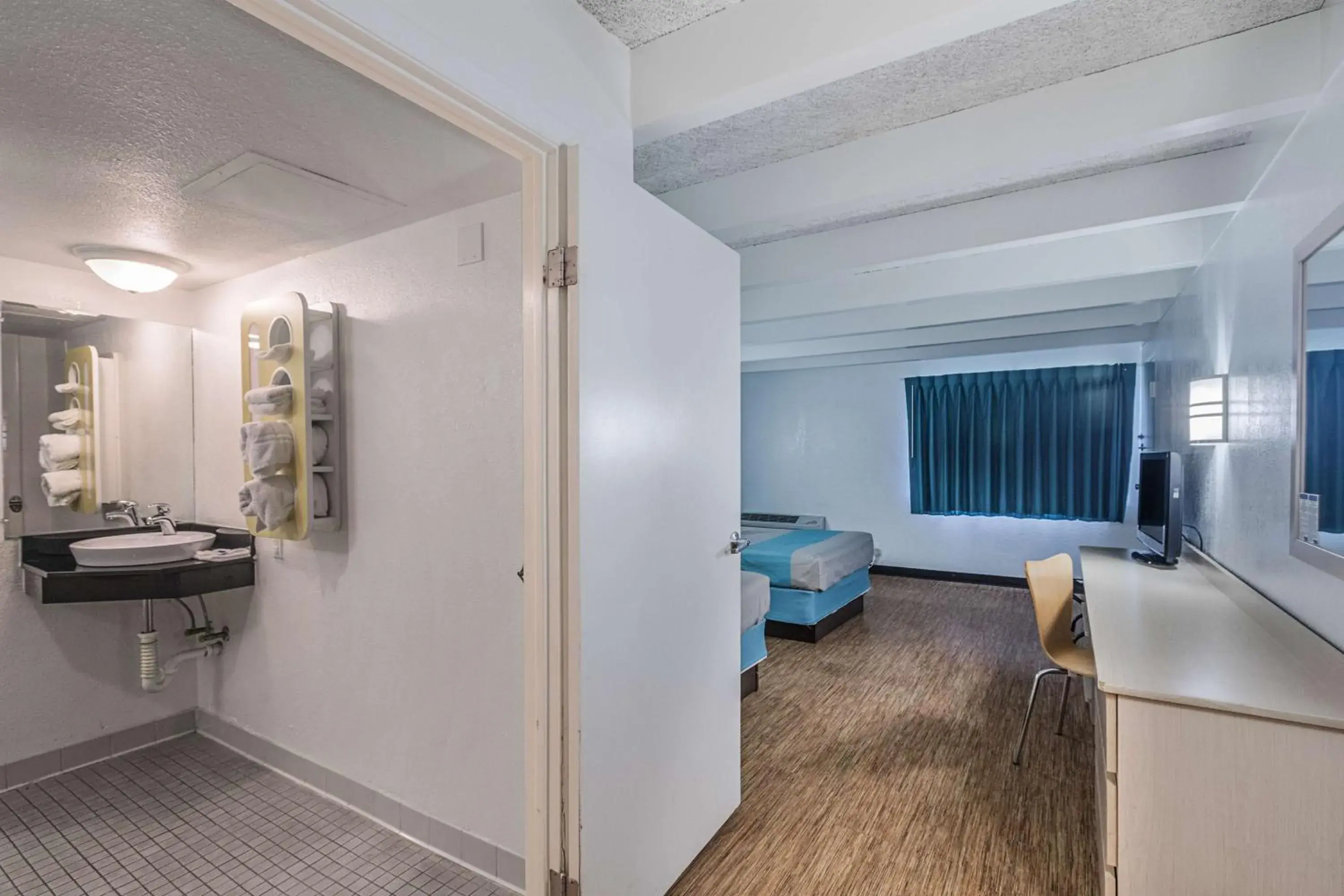 Quadruple Room - Non-Smoking in Motel 6-Kokomo, IN Quadruple Room - Non-Smoking in Motel 6-Kokomo, IN