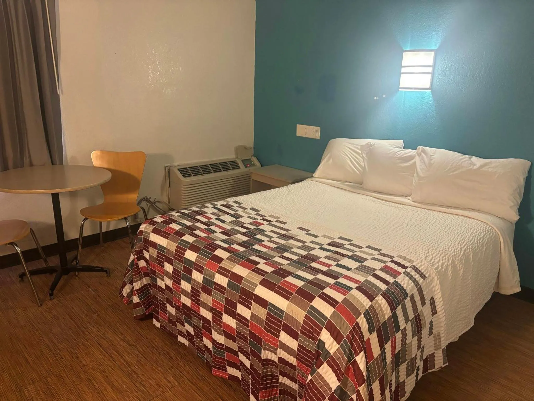 Photo of the whole room, Bed in Red Roof Inn Kokomo