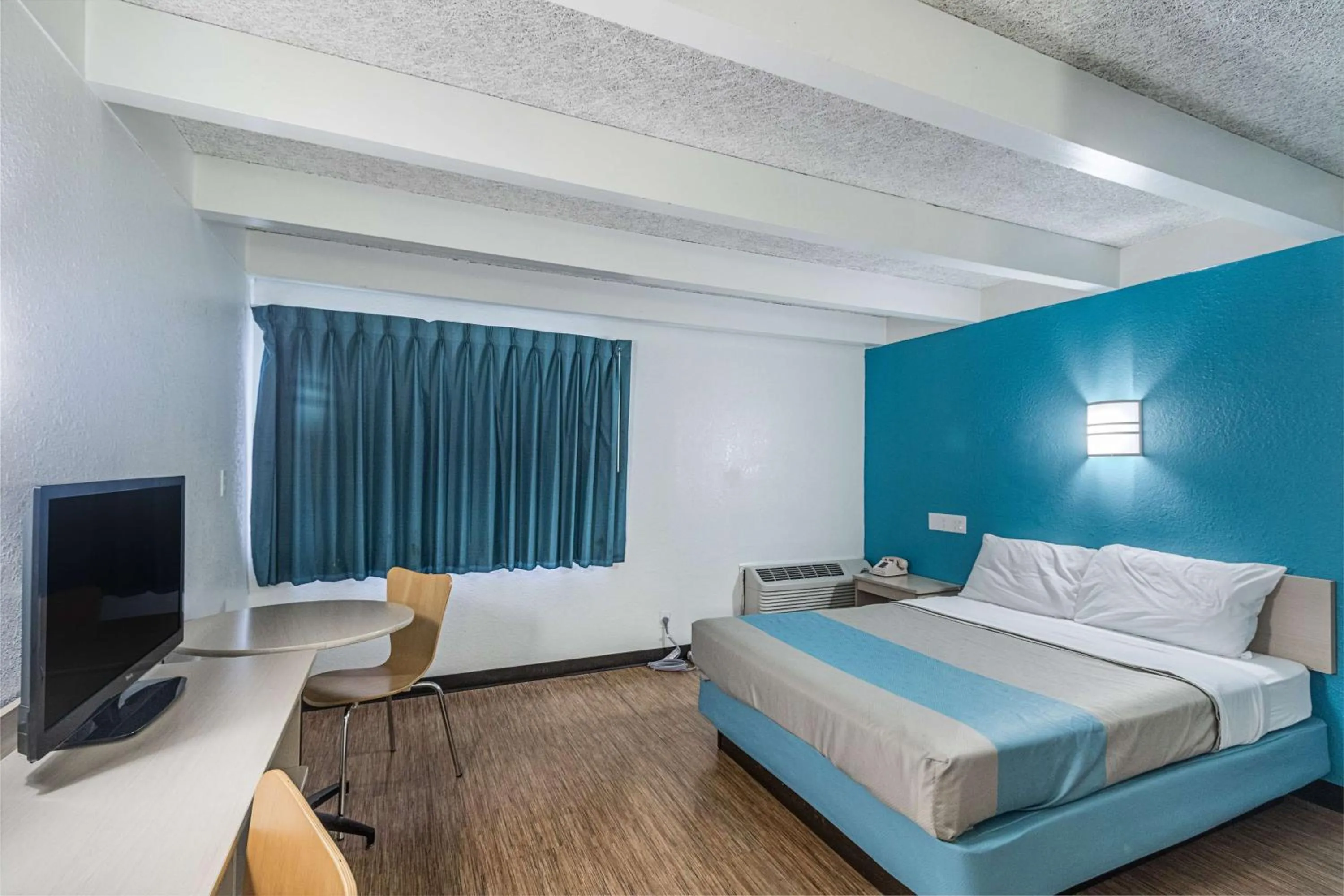 Bedroom, Bed in Motel 6-Kokomo, IN