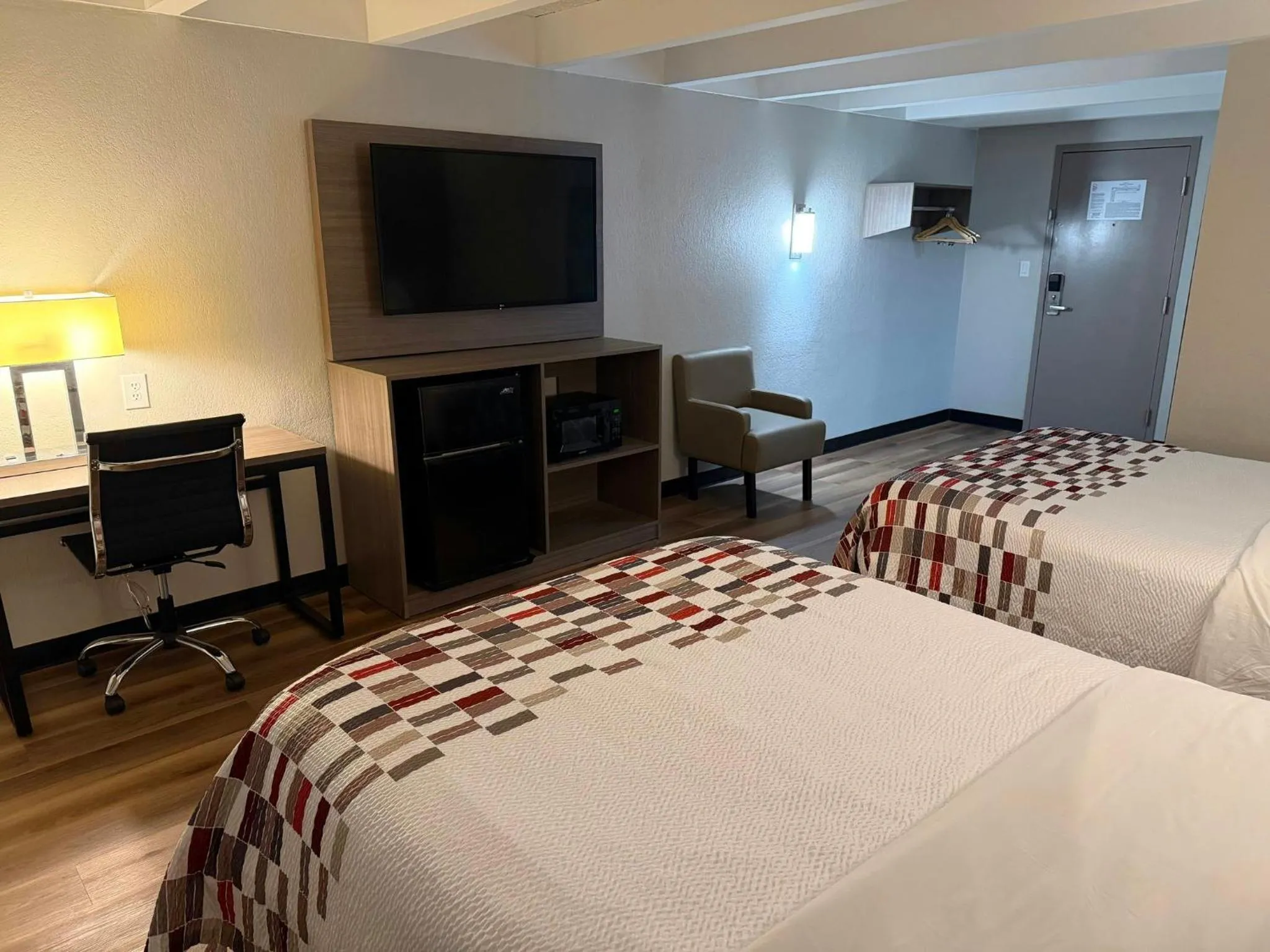 Photo of the whole room, Bed in Red Roof Inn Kokomo