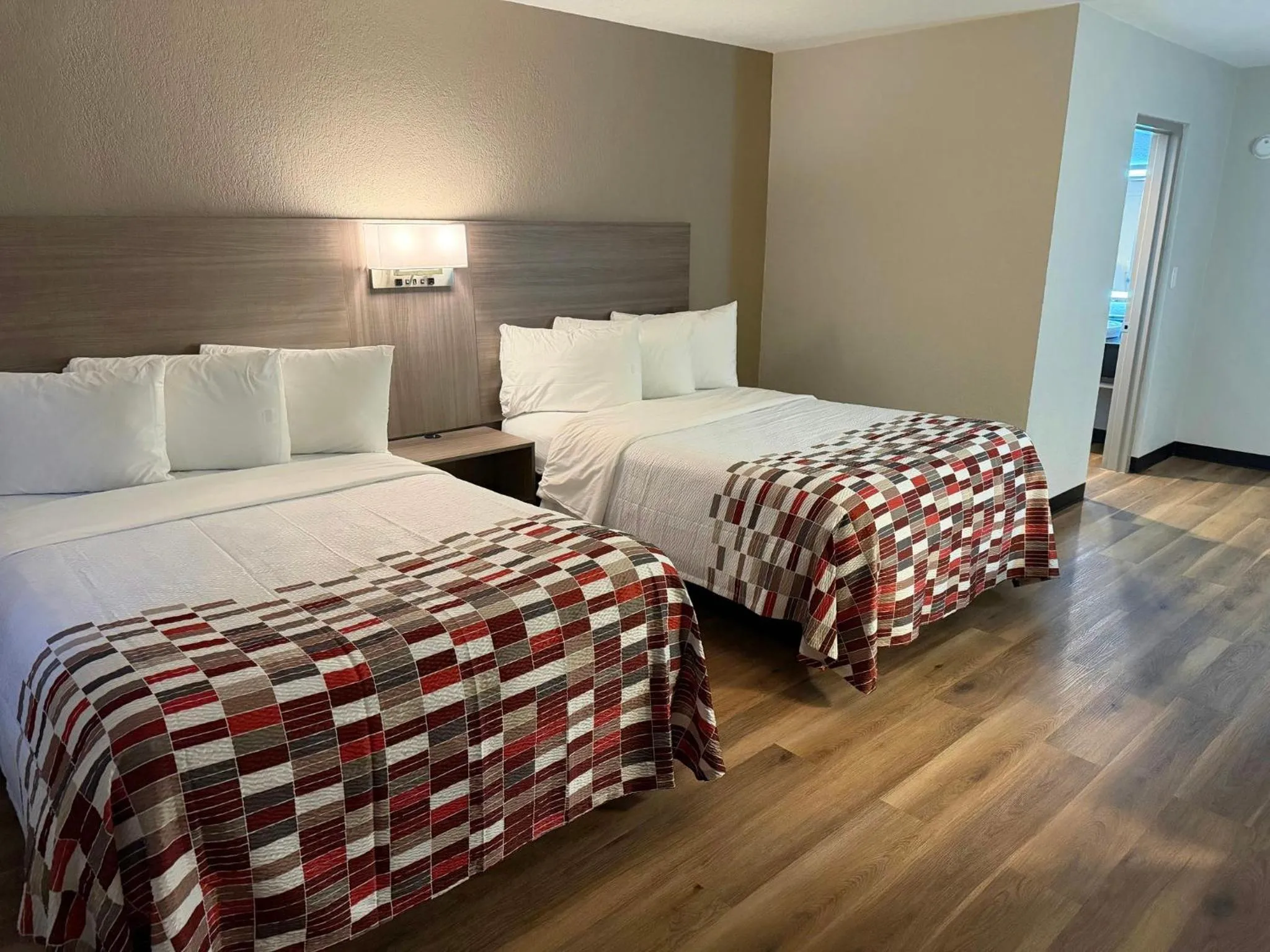 Photo of the whole room, Bed in Red Roof Inn Kokomo