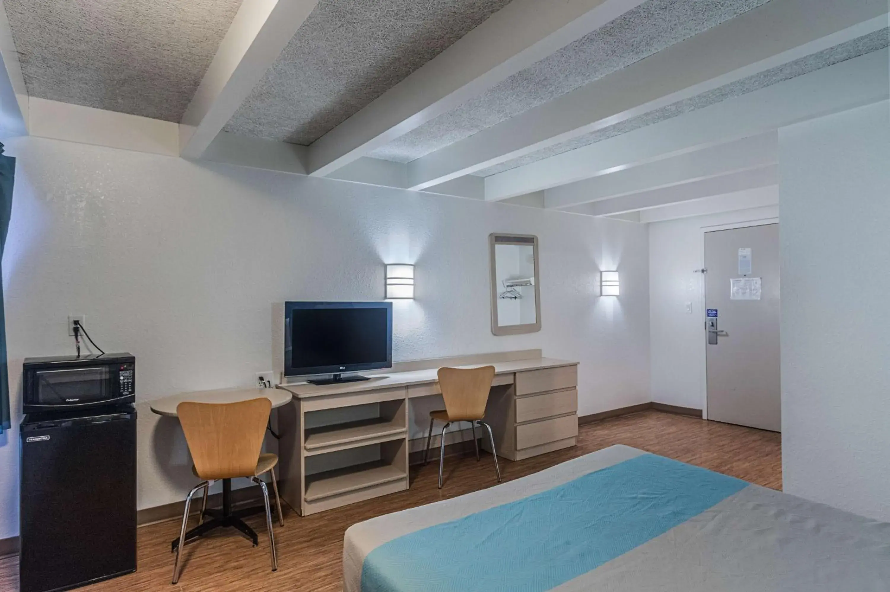 TV and multimedia, Bed in Motel 6-Kokomo, IN TV and multimedia, Bed in Motel 6-Kokomo, IN