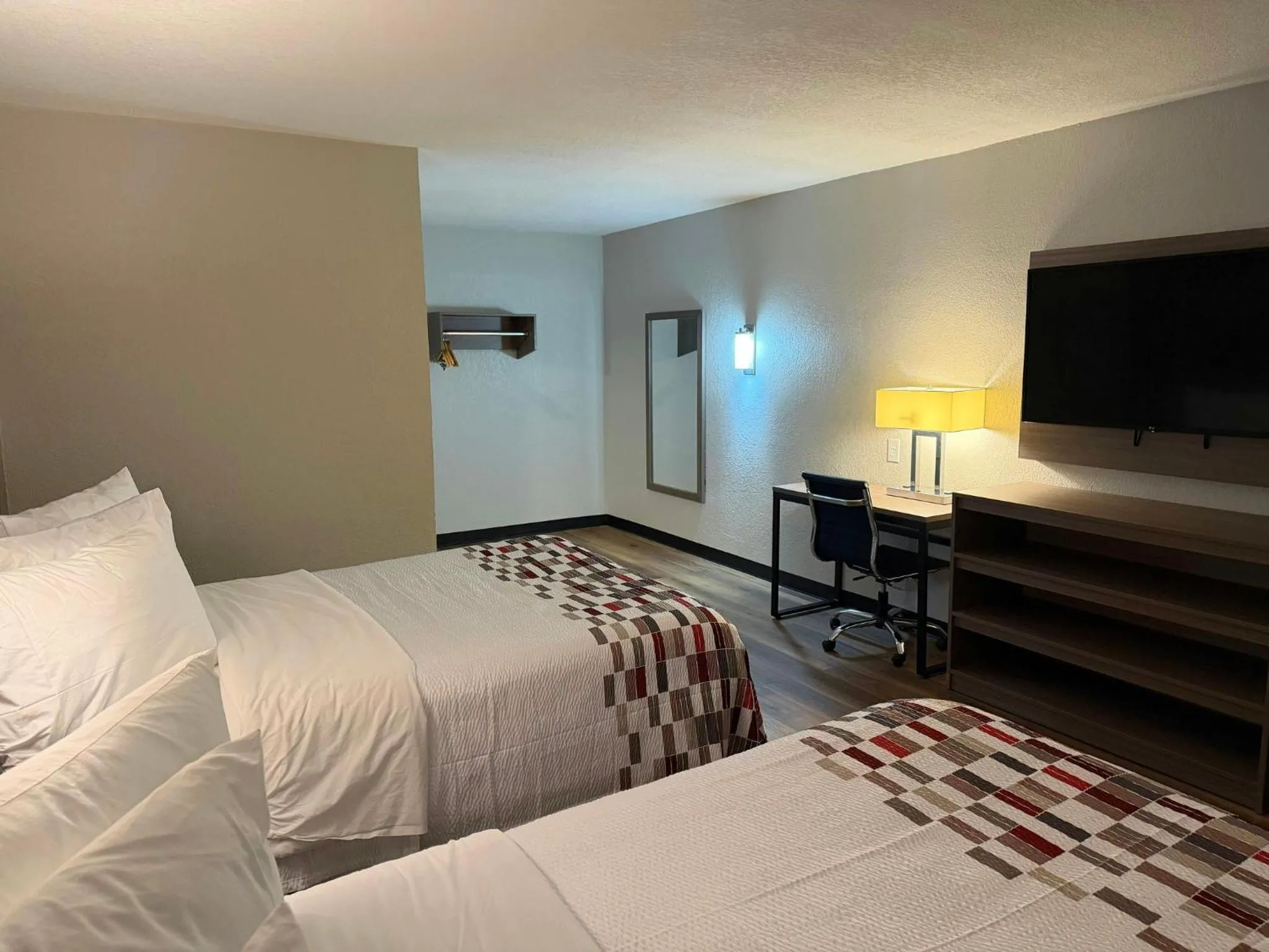 Photo of the whole room, Bed in Red Roof Inn Kokomo