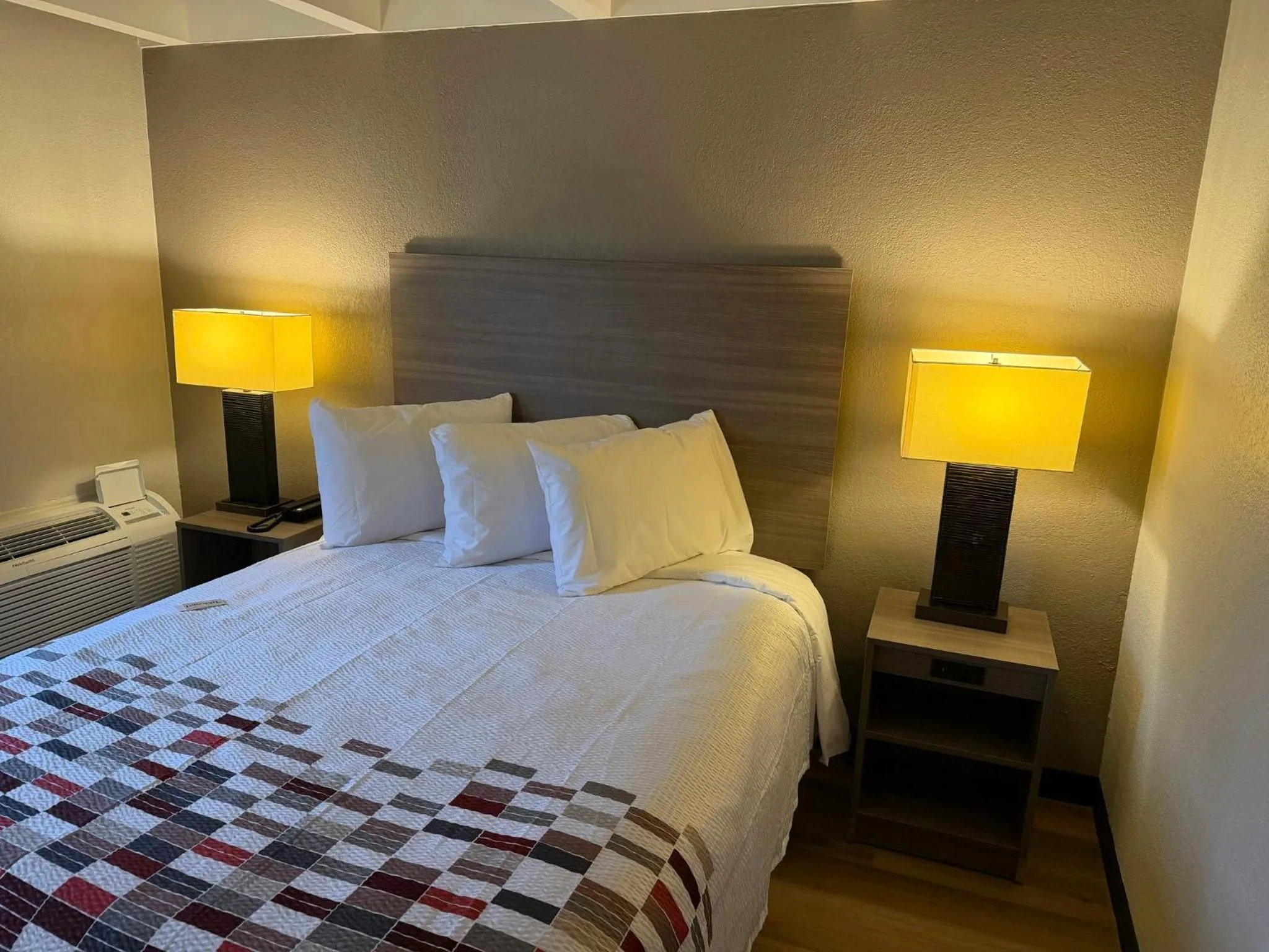 Photo of the whole room, Bed in Red Roof Inn Kokomo