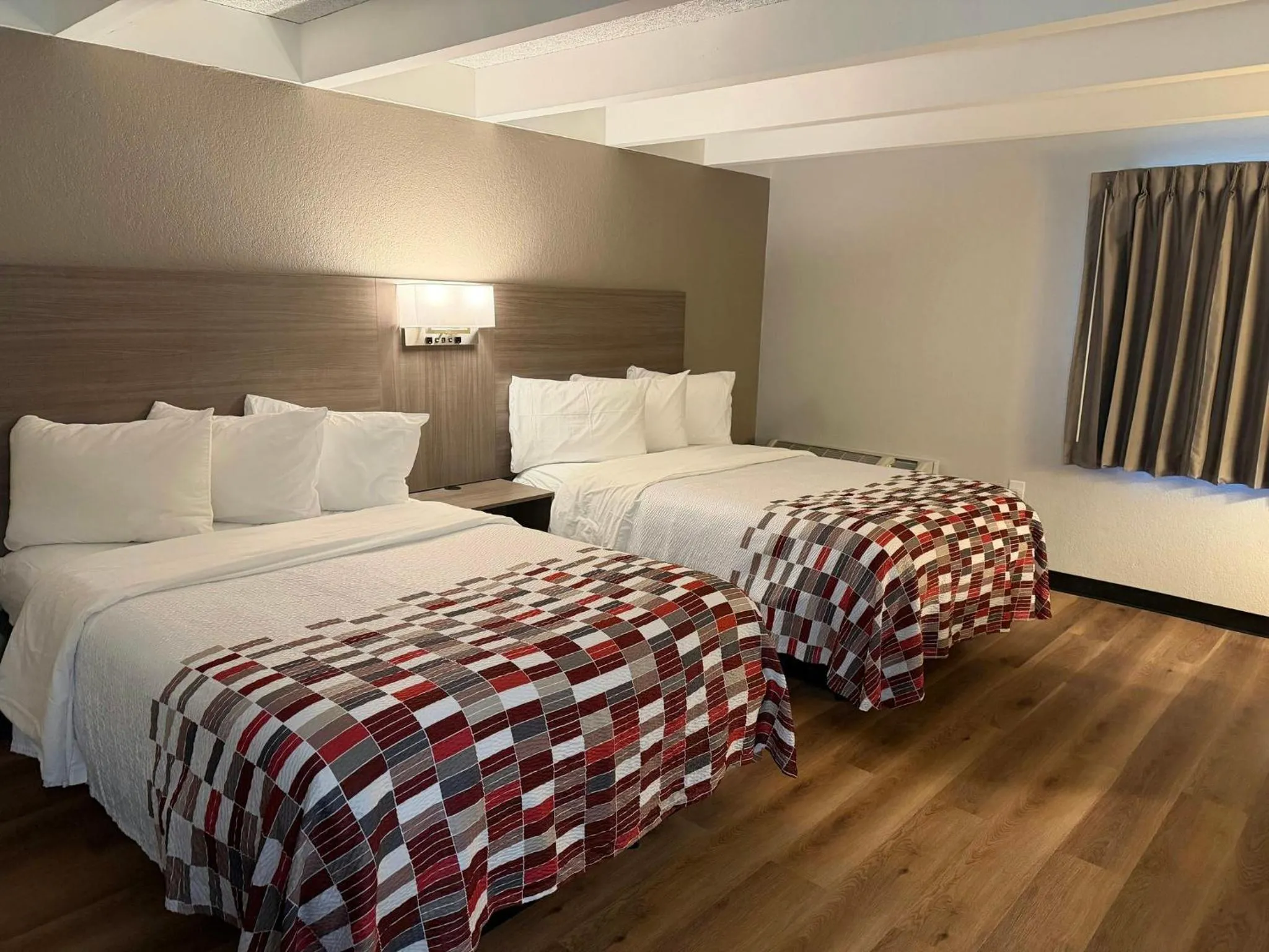 Photo of the whole room, Bed in Red Roof Inn Kokomo