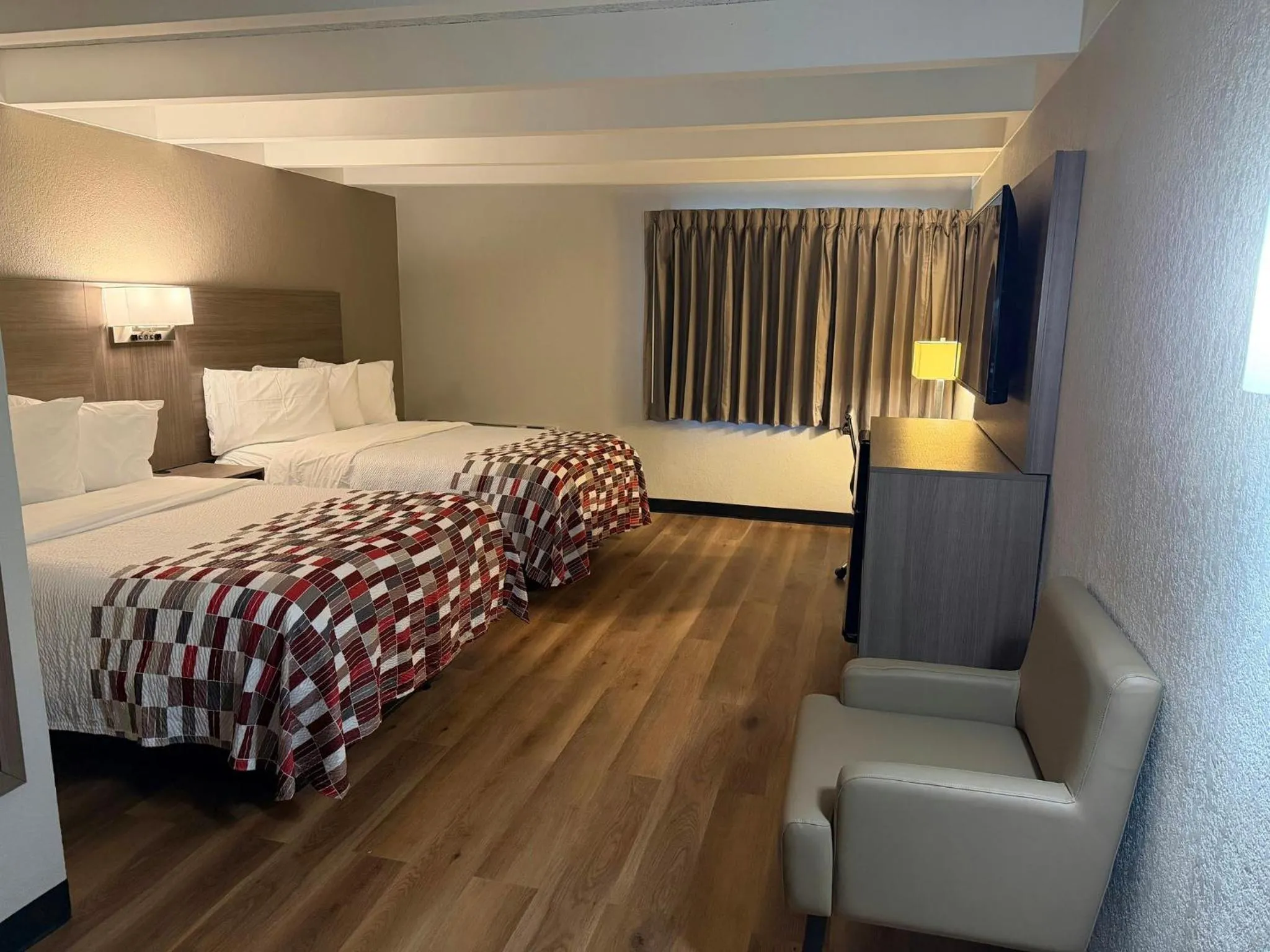 Photo of the whole room, Bed in Red Roof Inn Kokomo